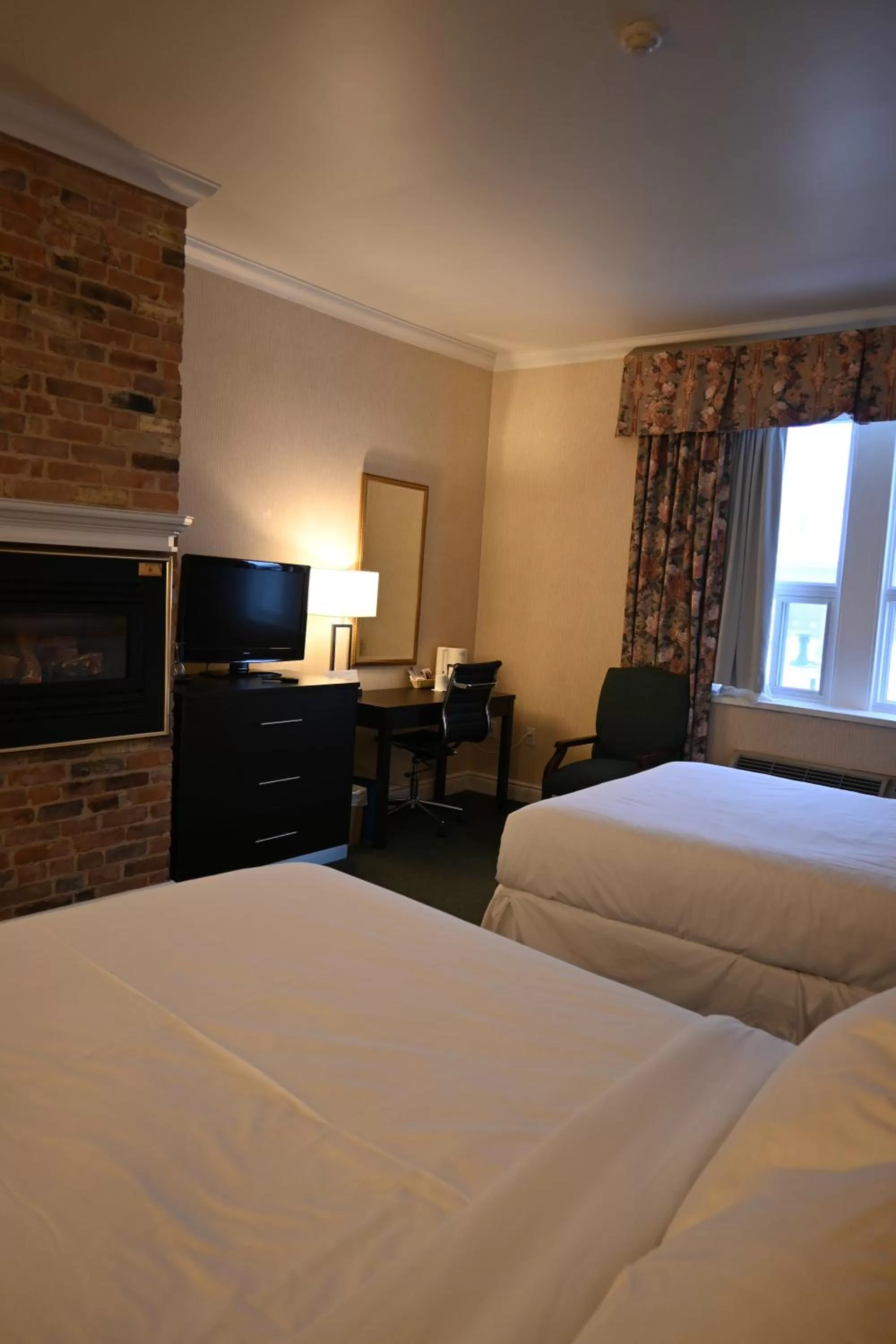 Bed in The Gananoque Inn