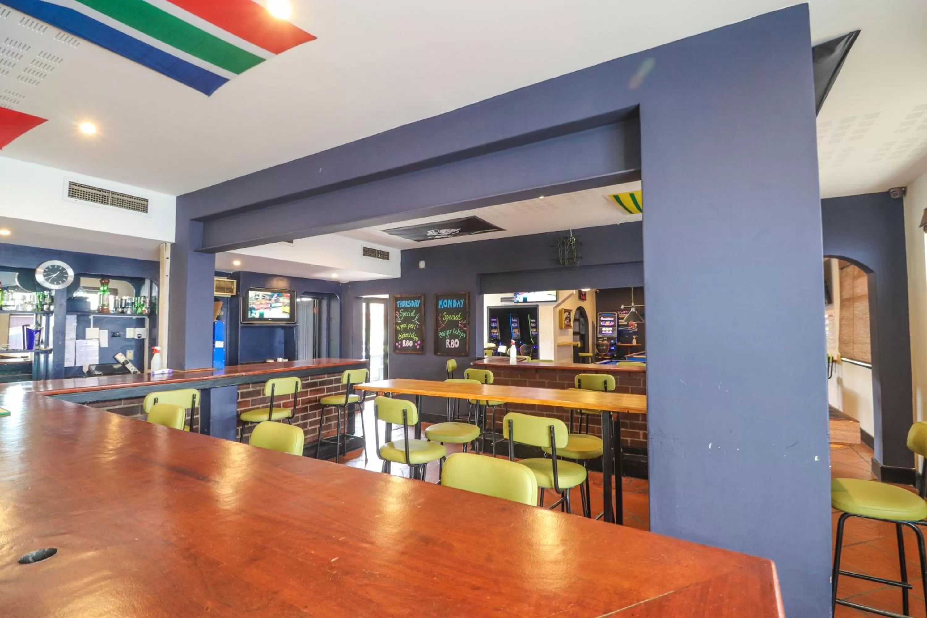 Lounge or bar in Thistle Hotel