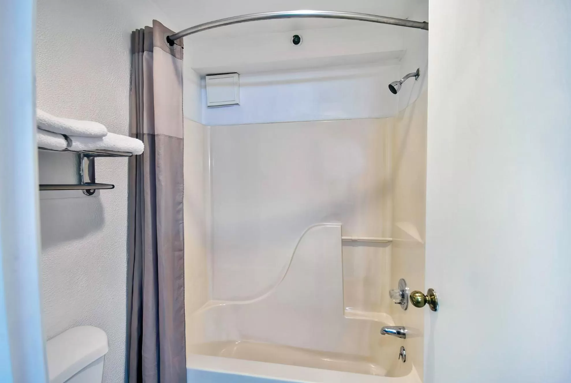 Bathroom in Motel 6-Grand Rivers, KY