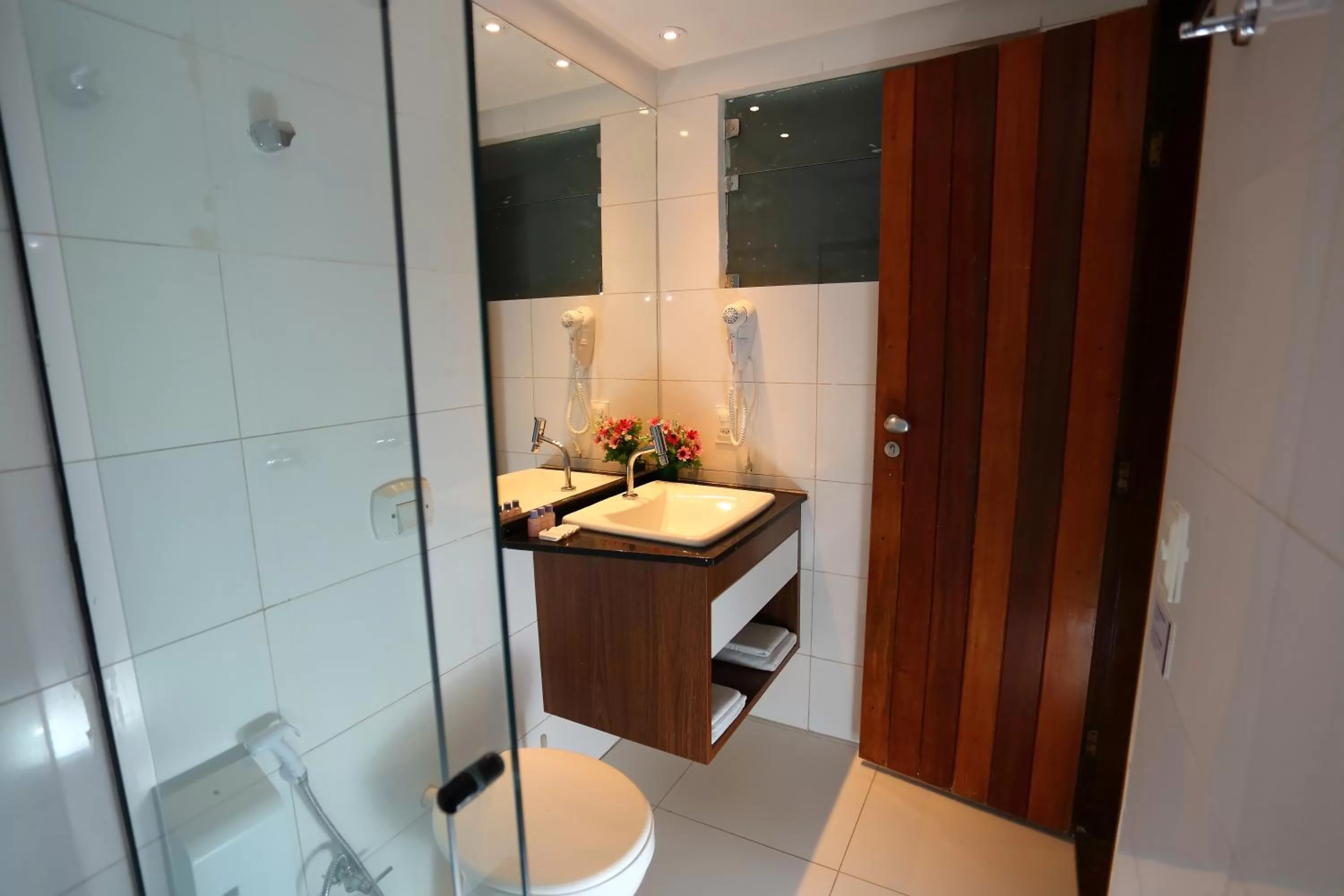 Bathroom in Hotel Flamingo Beach by HC