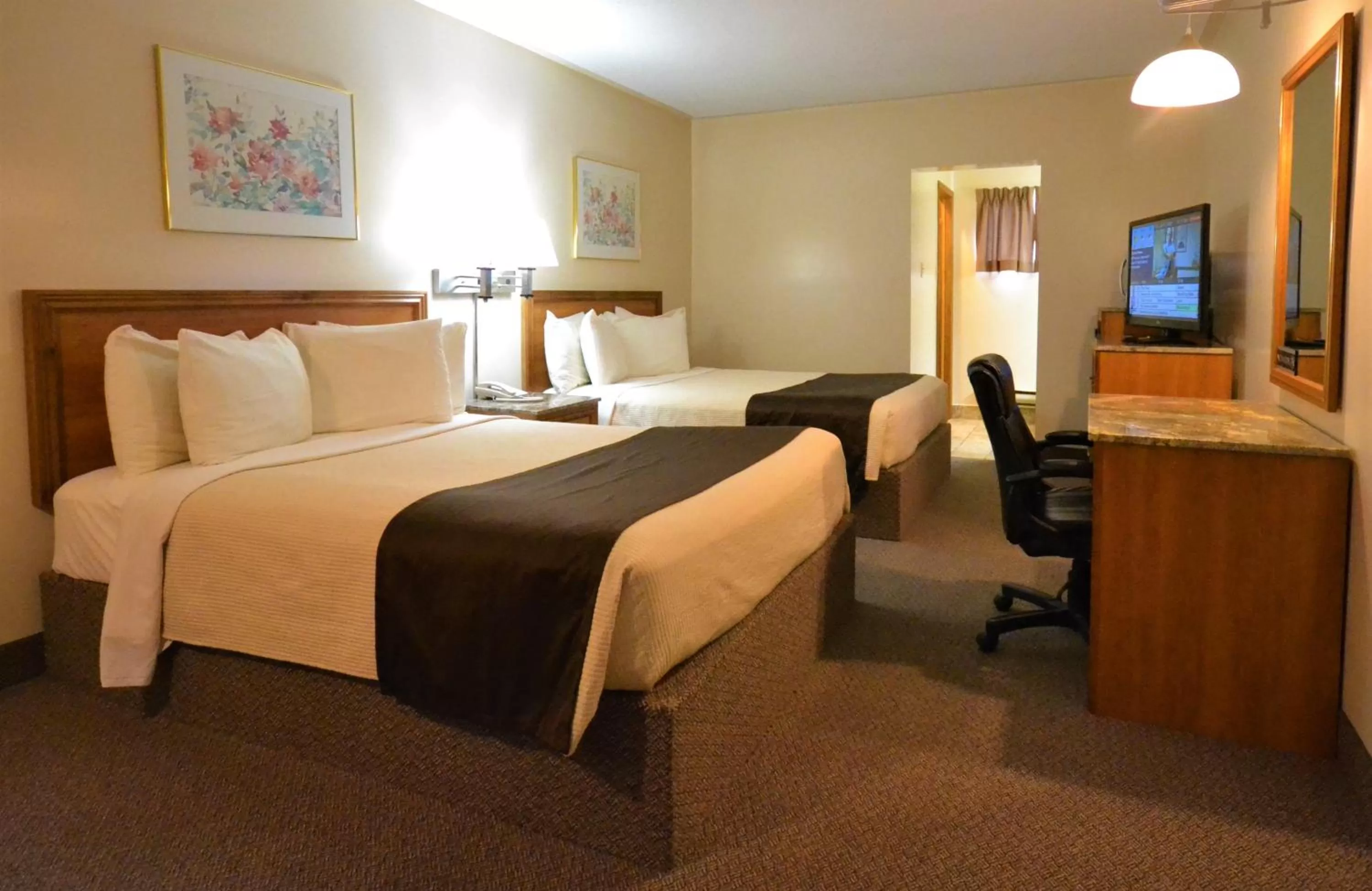 Photo of the whole room, Bed in Newmarket Inn