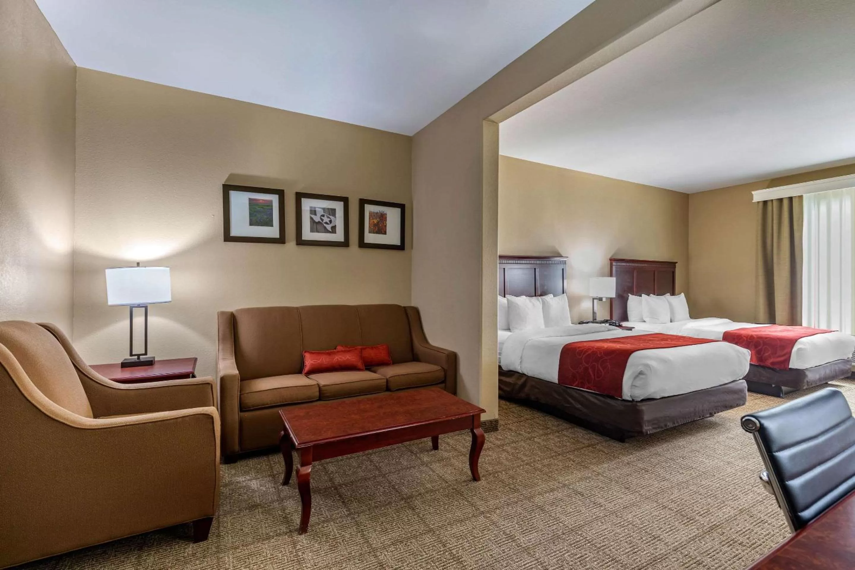 Photo of the whole room, Bed in Comfort Suites Ennis