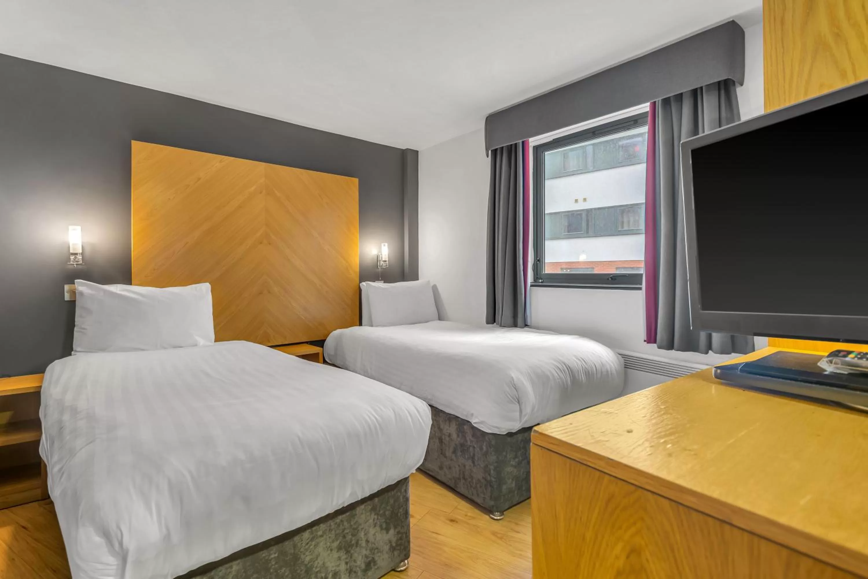 Bedroom in Roomzzz Leeds City West