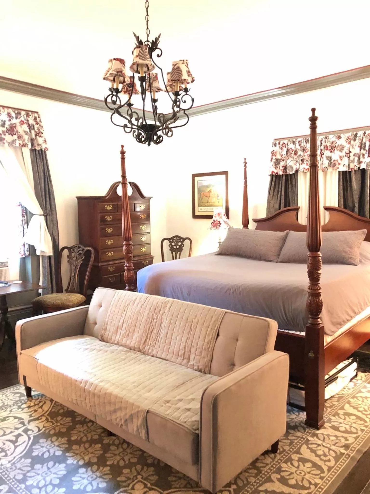 Seating area, Bed in Belmont Inn