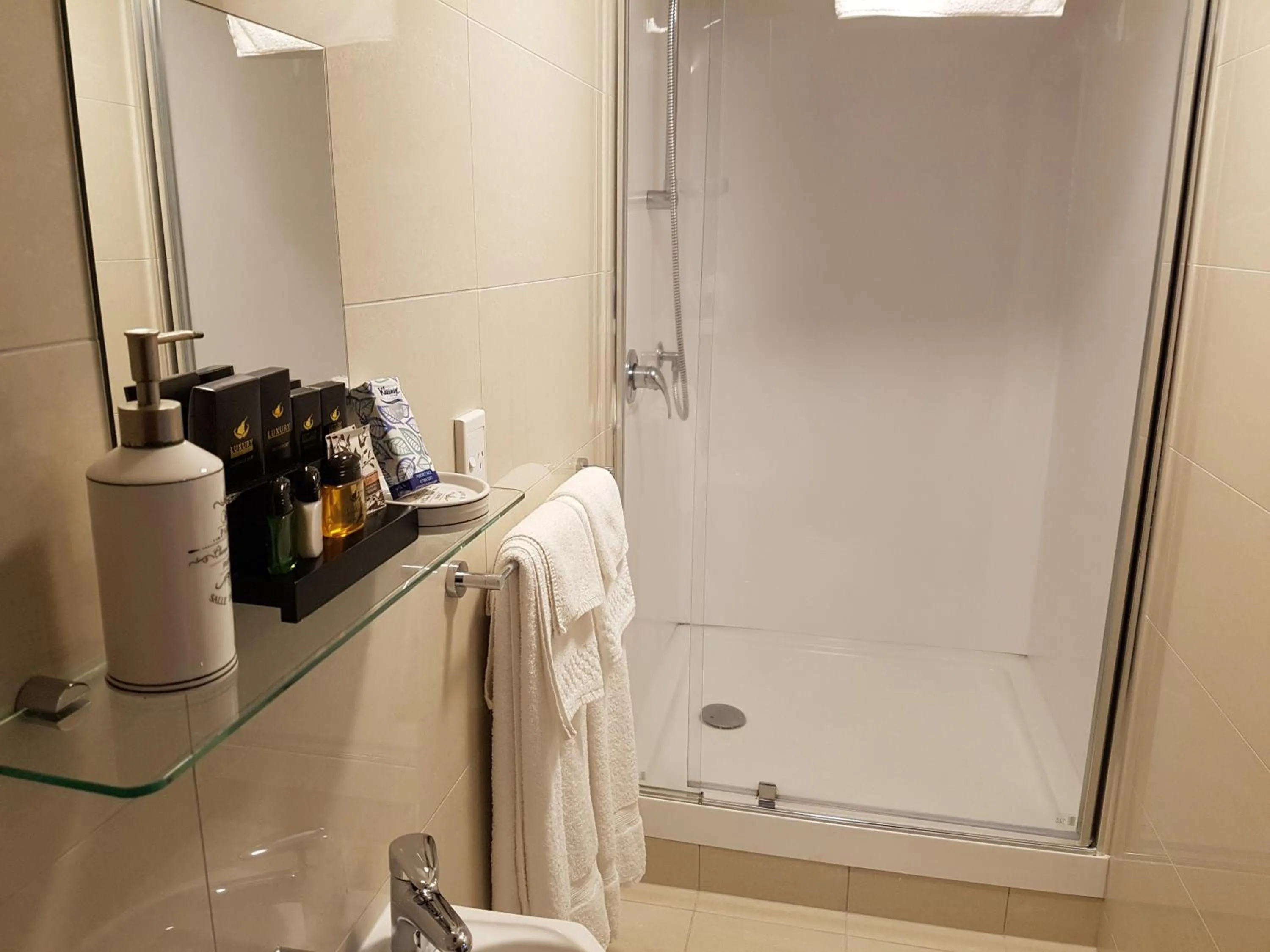 Shower in Ponsonby Manor