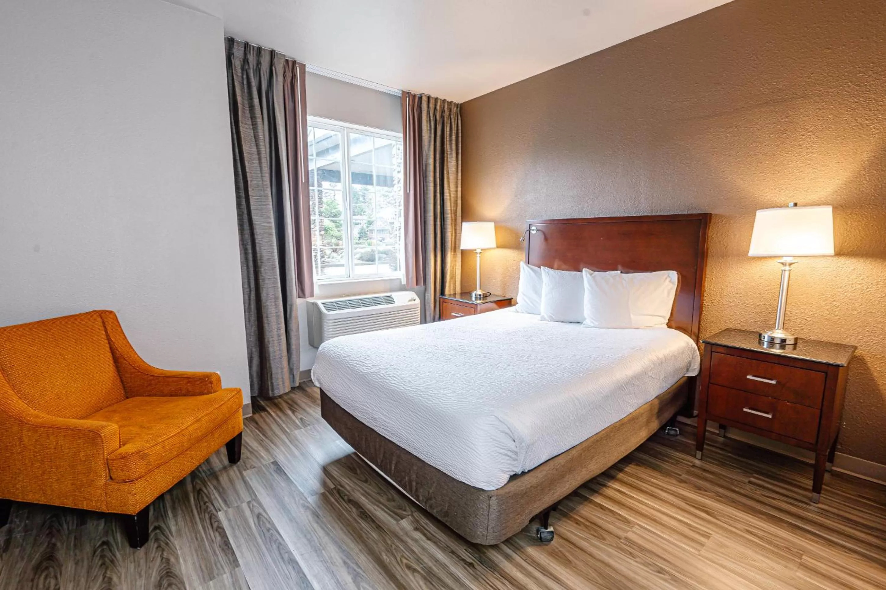 Bed in The Ashley Inn & Suites