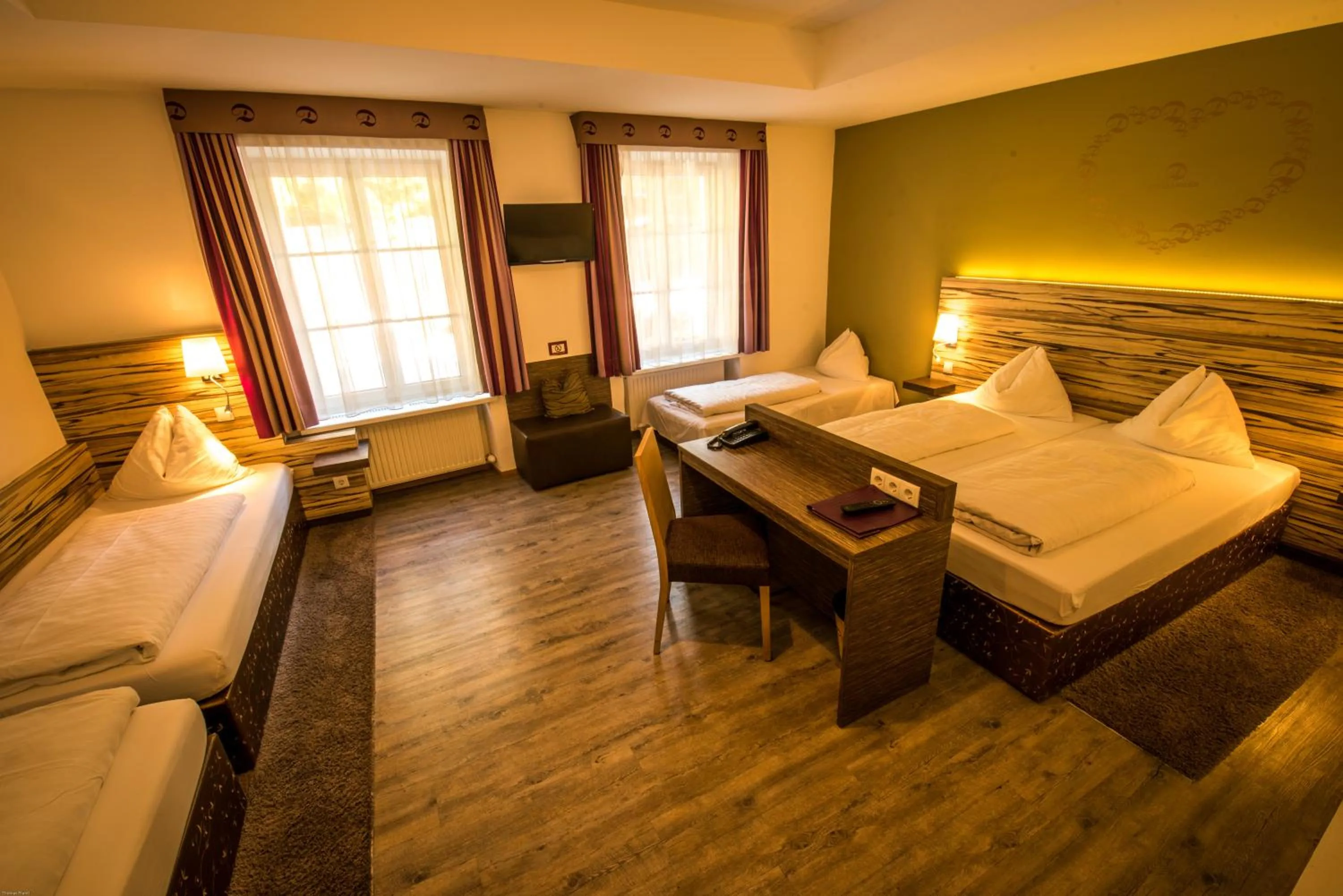 Photo of the whole room, Bed in Dollinger