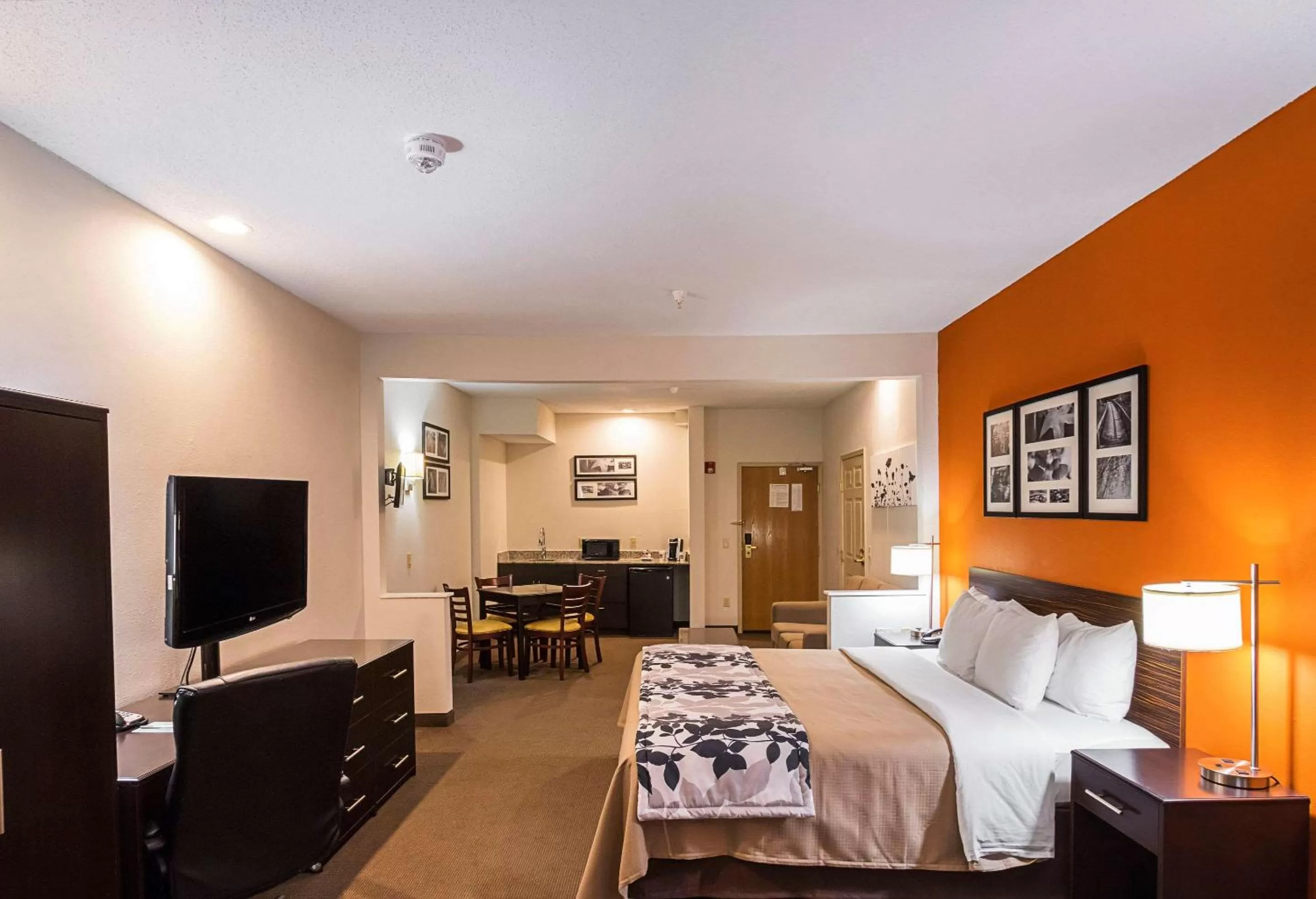 Photo of the whole room, Bed in Sleep Inn & Suites