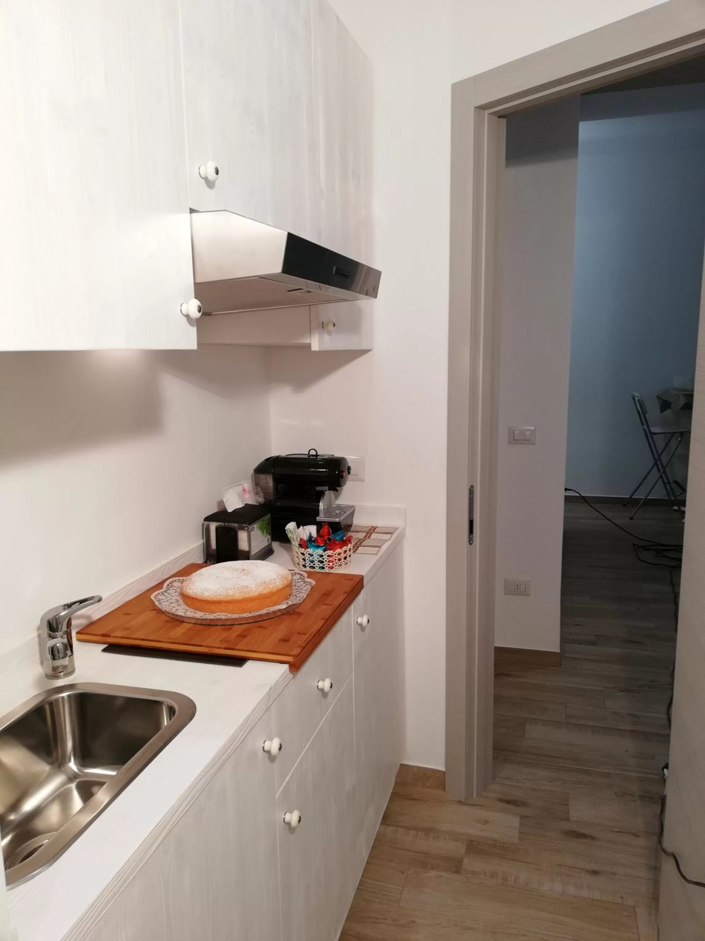 Coffee/tea facilities, Kitchen/Kitchenette in DAMALU'