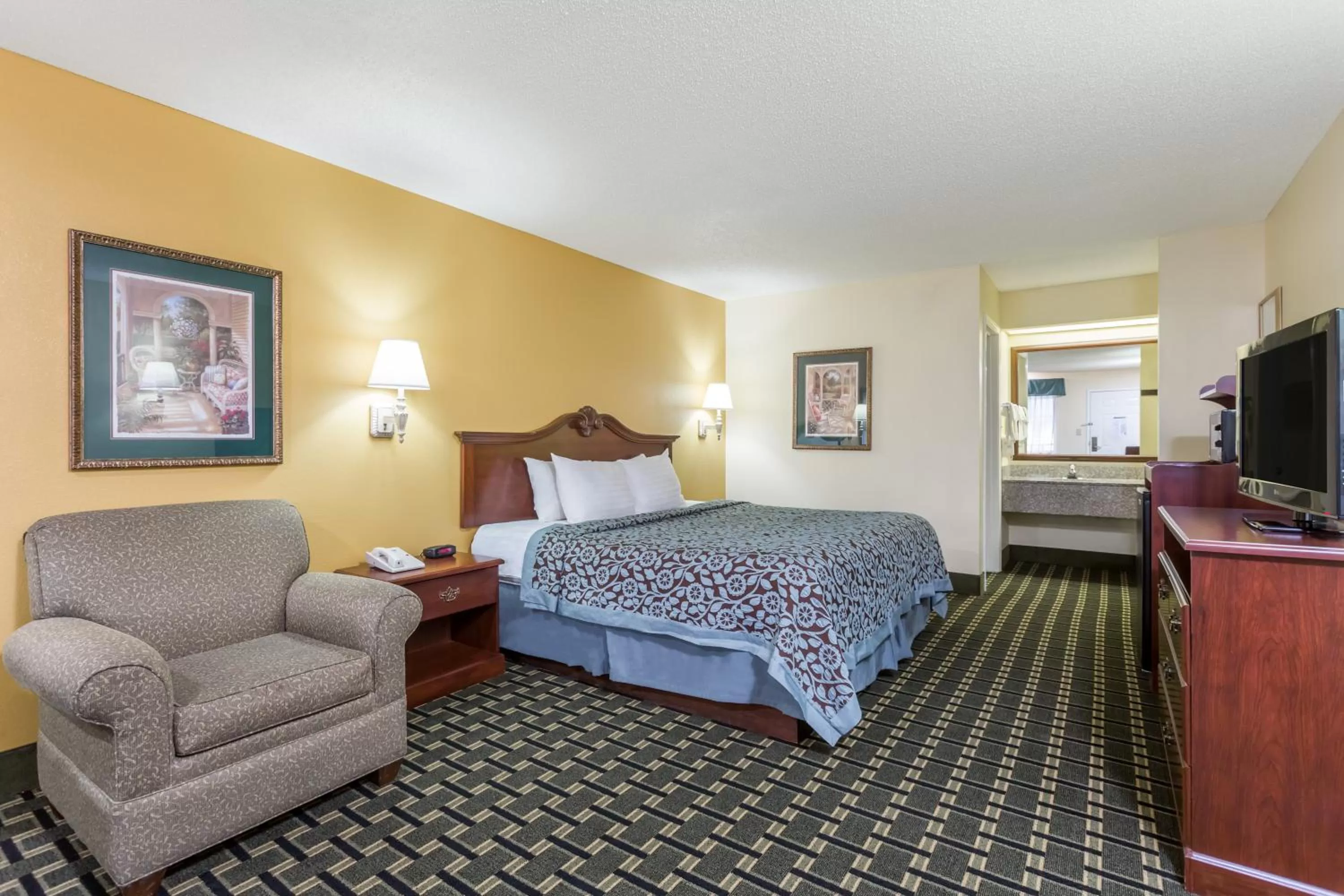 Property building, Bed in Days Inn & Suites by Wyndham Warner Robins Near Robins AFB