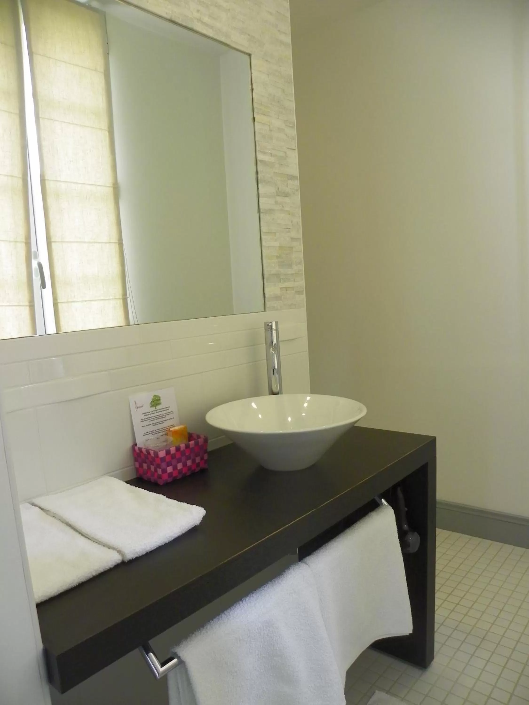 Bathroom in Logis- Hôtel Spa Restaurant l'Epicurial