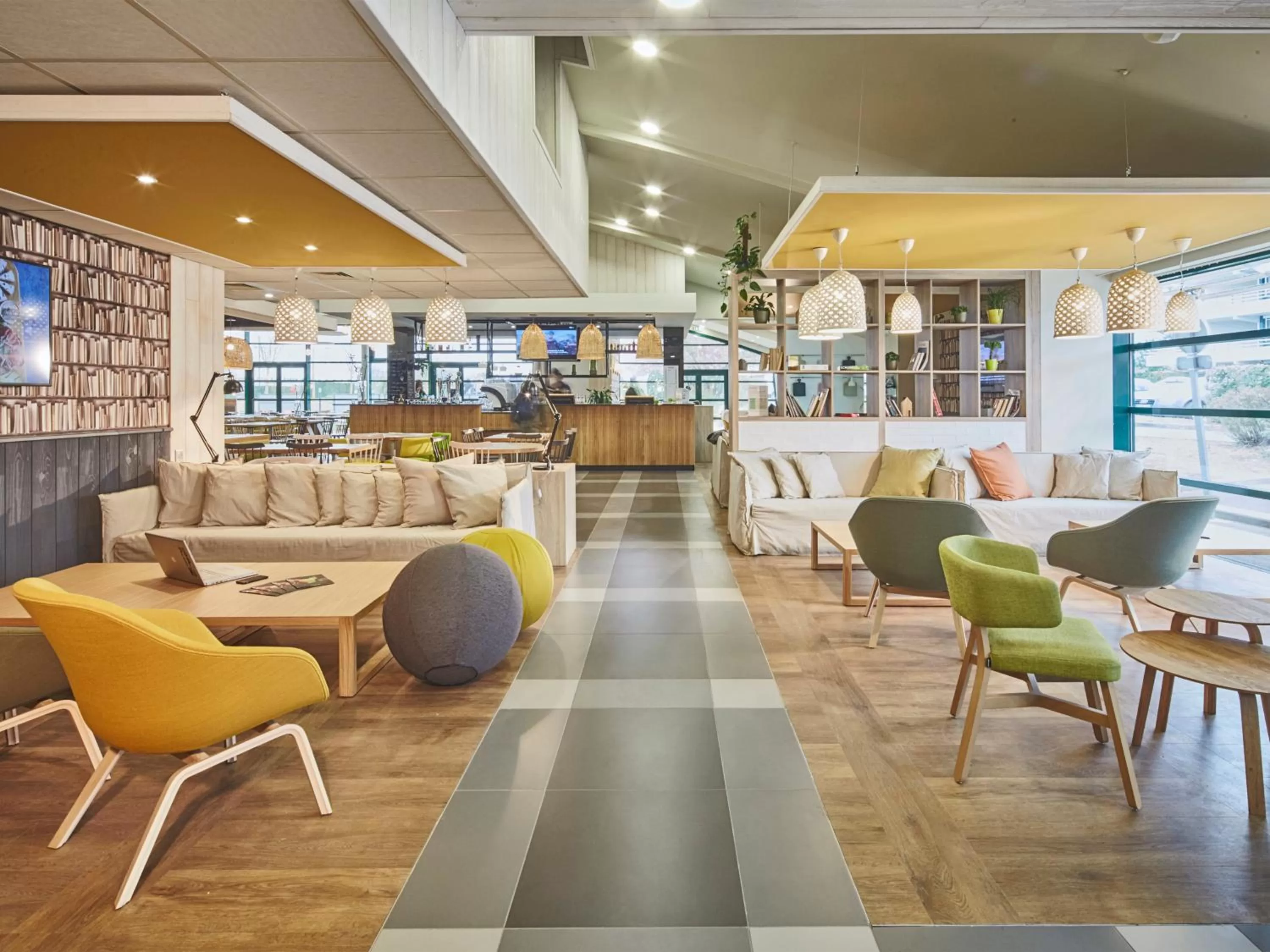 Lobby or reception in Campanile Poitiers - Site du Futuroscope