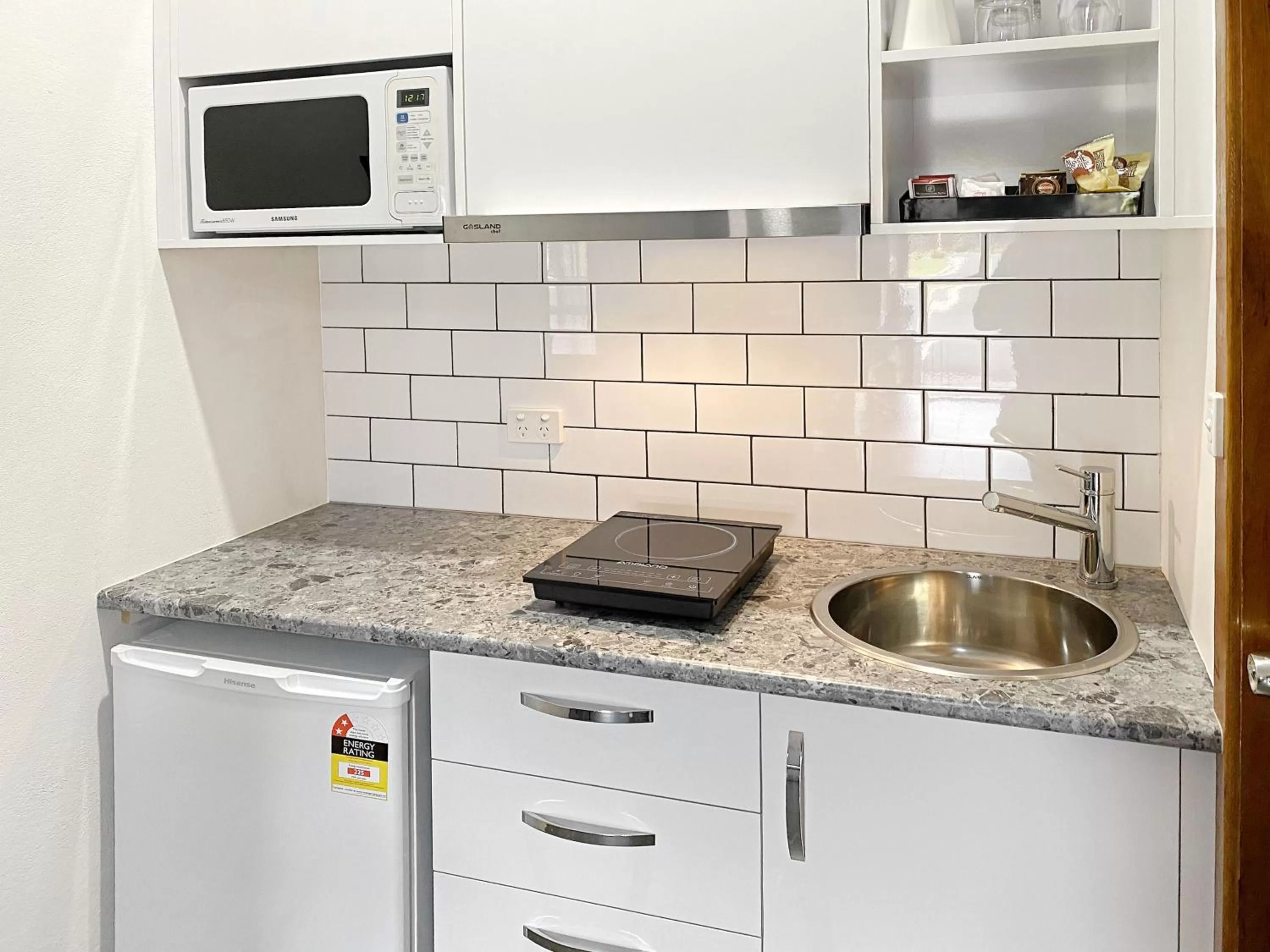 Kitchen or kitchenette in Leeton Heritage Motor Inn