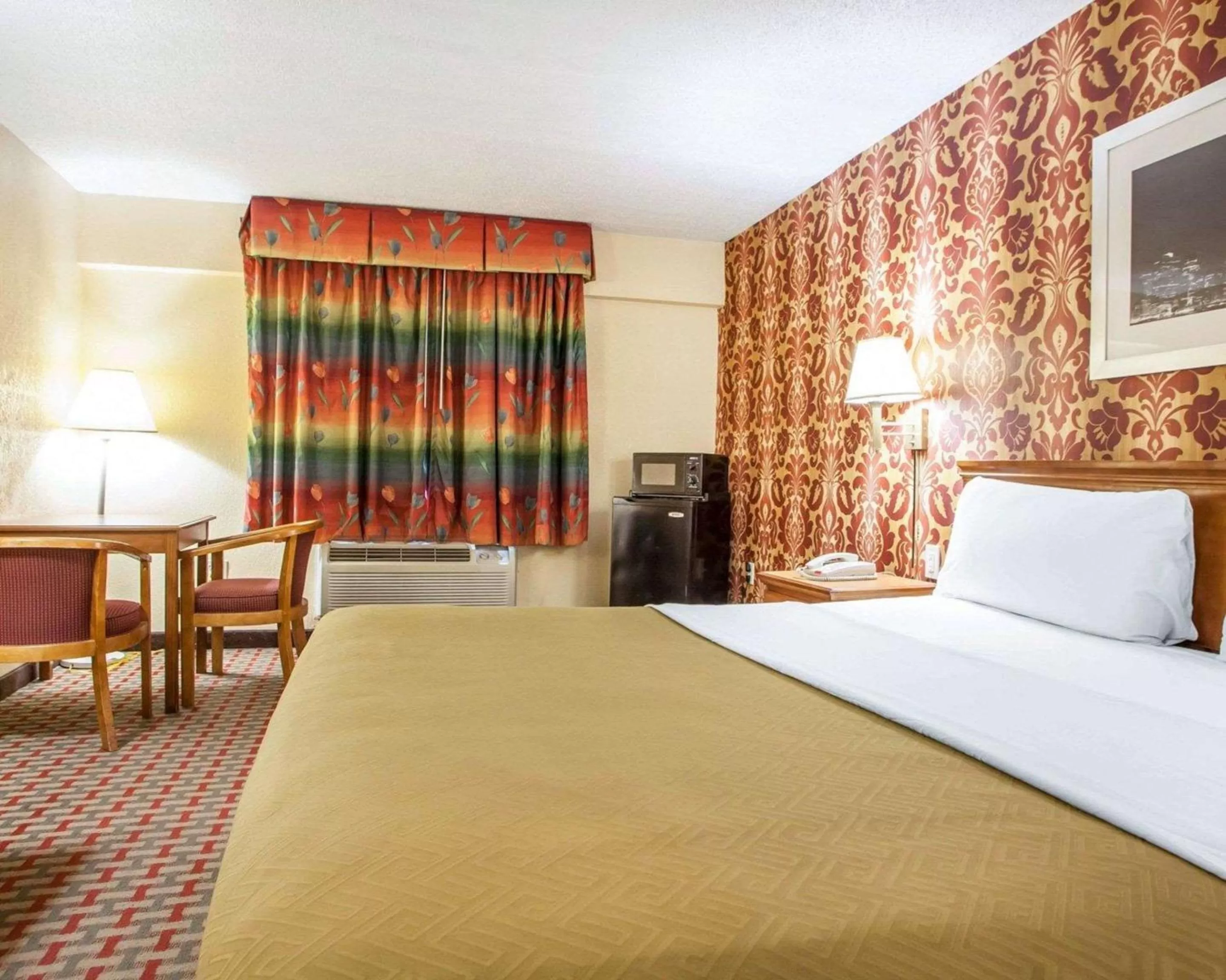 Photo of the whole room, Bed in Days Inn by Wyndham Jersey City