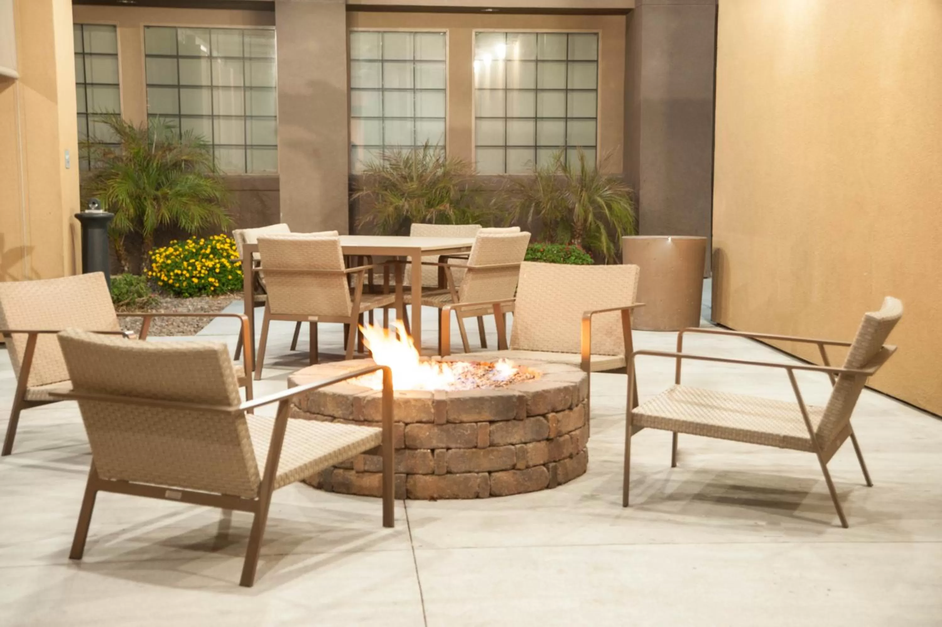 Patio in GreenTree Inn & Suites Phoenix Sky Harbor