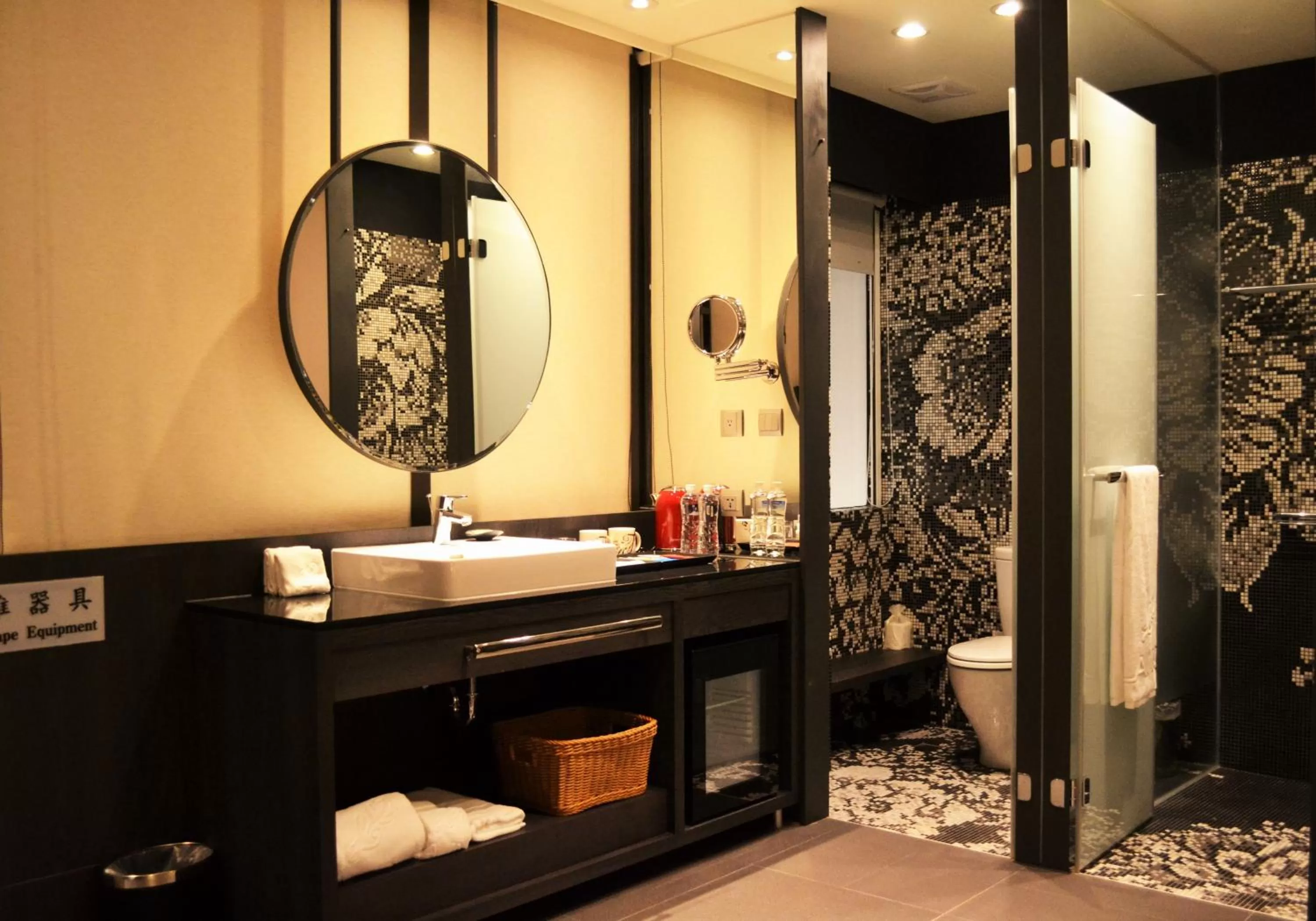 Shower, Bathroom in Hotel Lainn