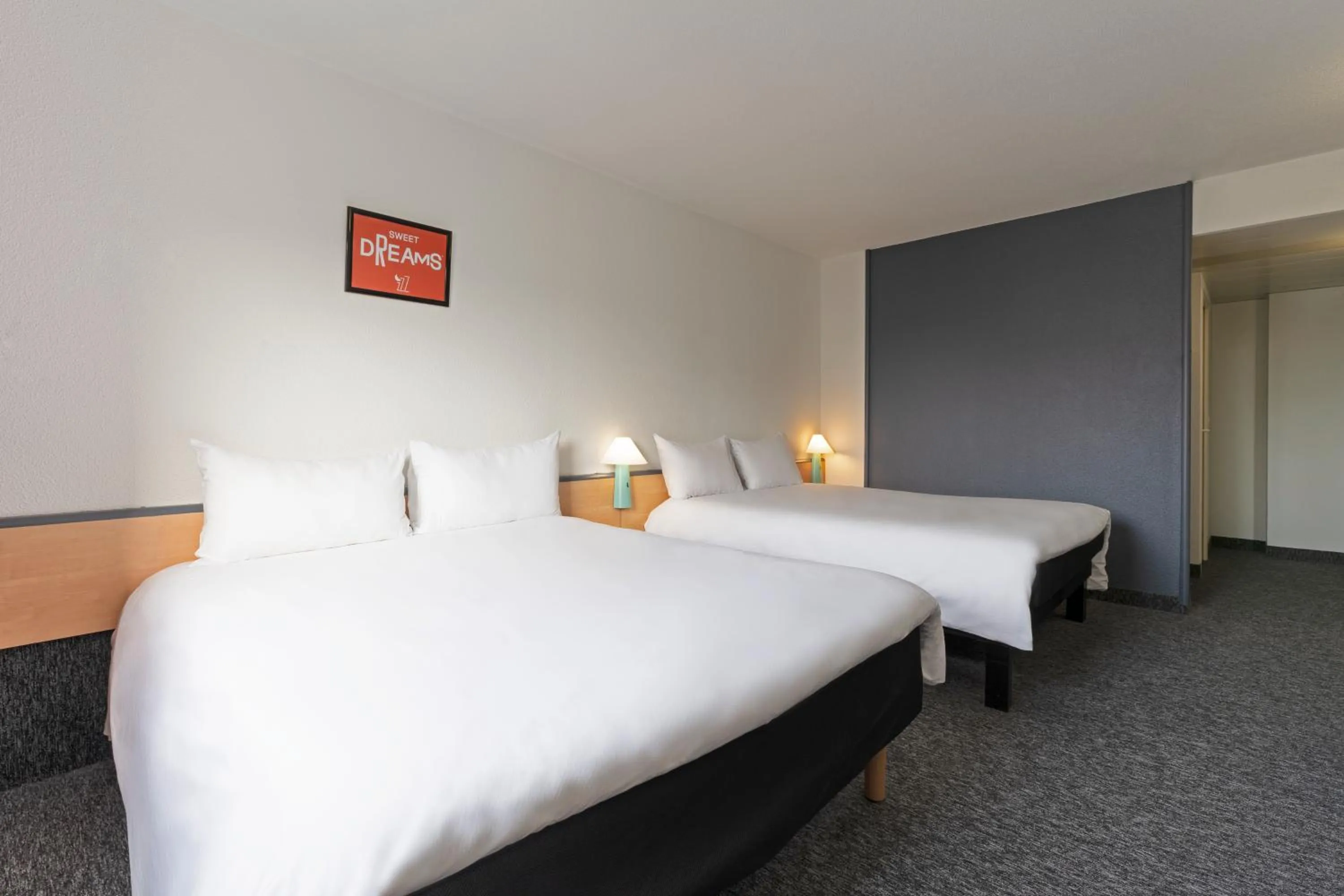 Bed in ibis Paris Pantin Eglise