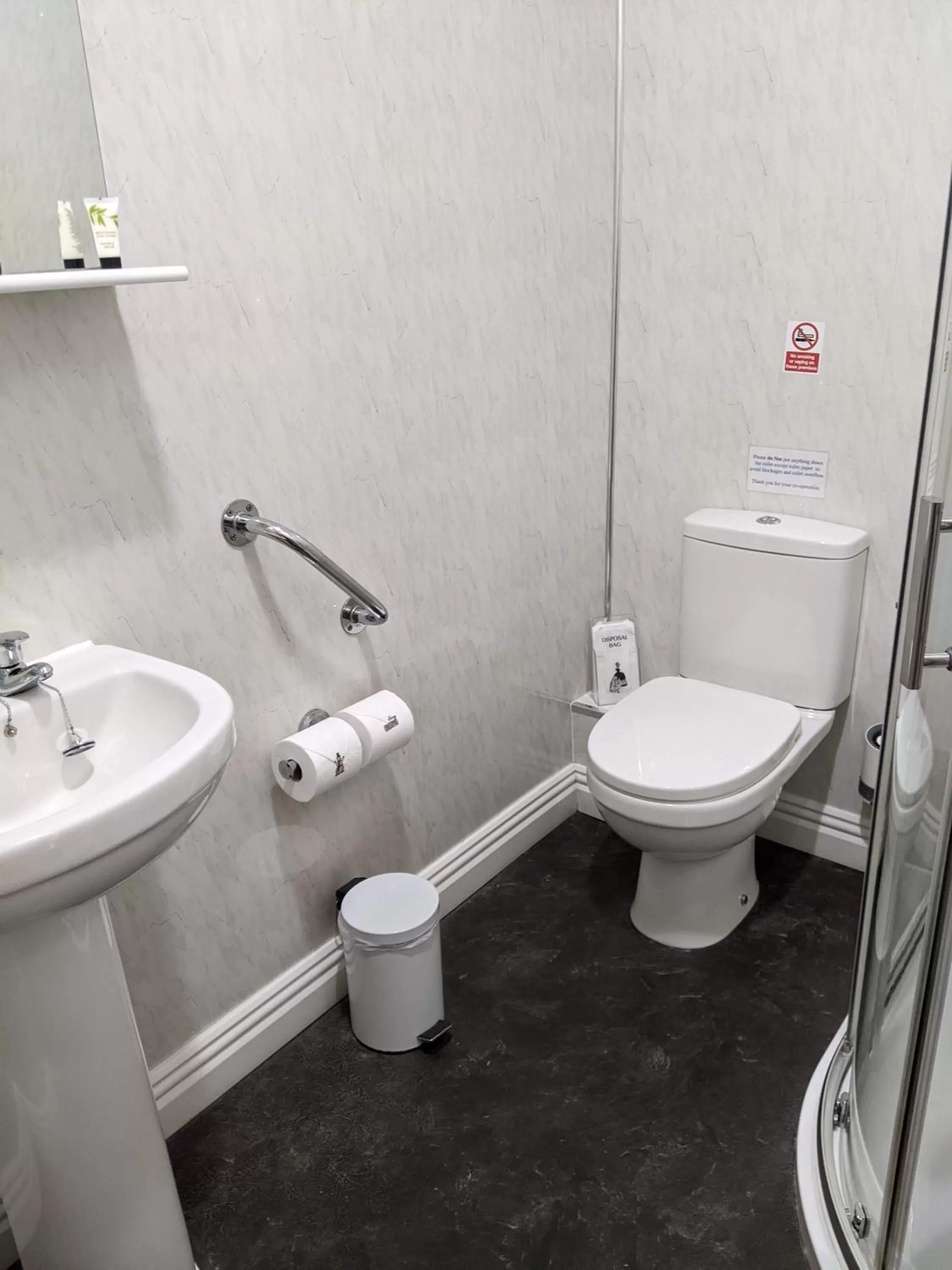 Kingswinford Guest House with Free Parking