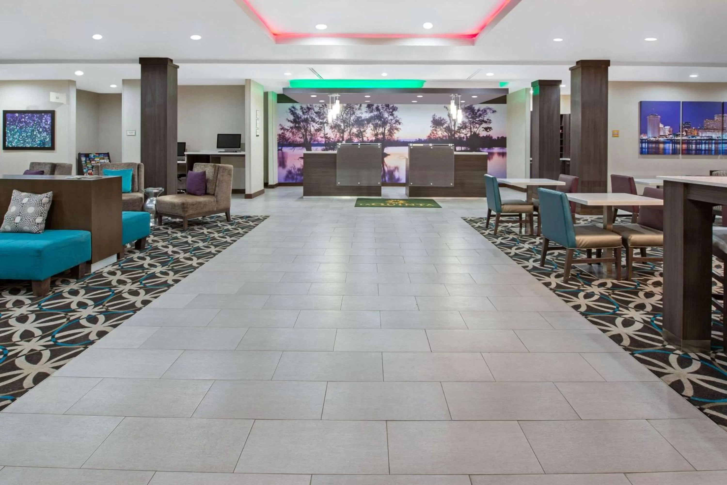 Lobby or reception in La Quinta by Wyndham Lake Charles - Westlake