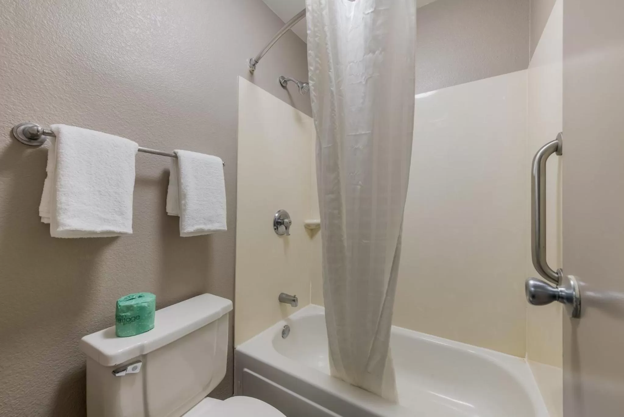 Bathroom in Red Roof Inn Hickory