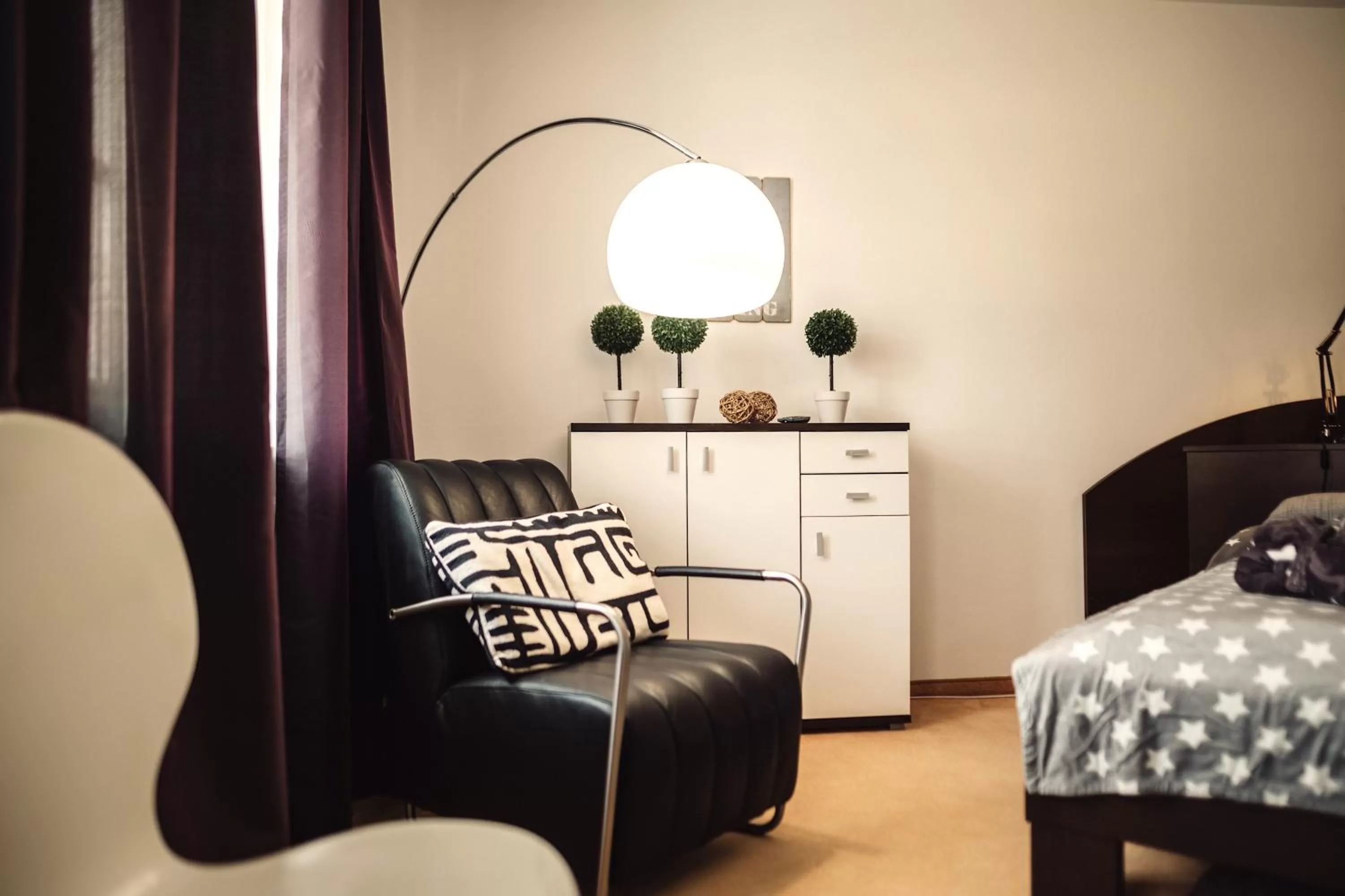 Staff, Seating Area in Das Hotel Stern 24h self-check-in