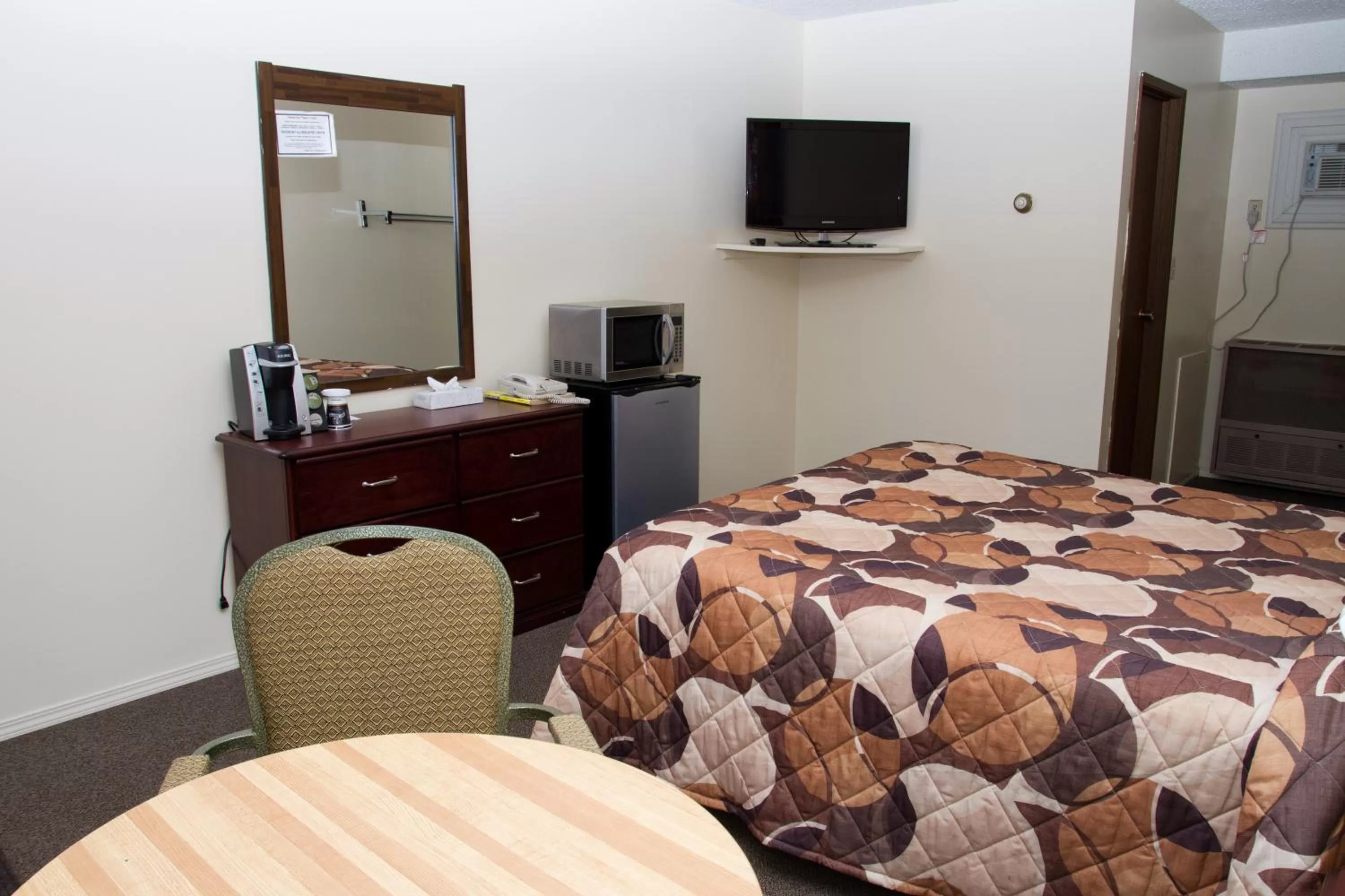 Bed in Wheel Inn Motel