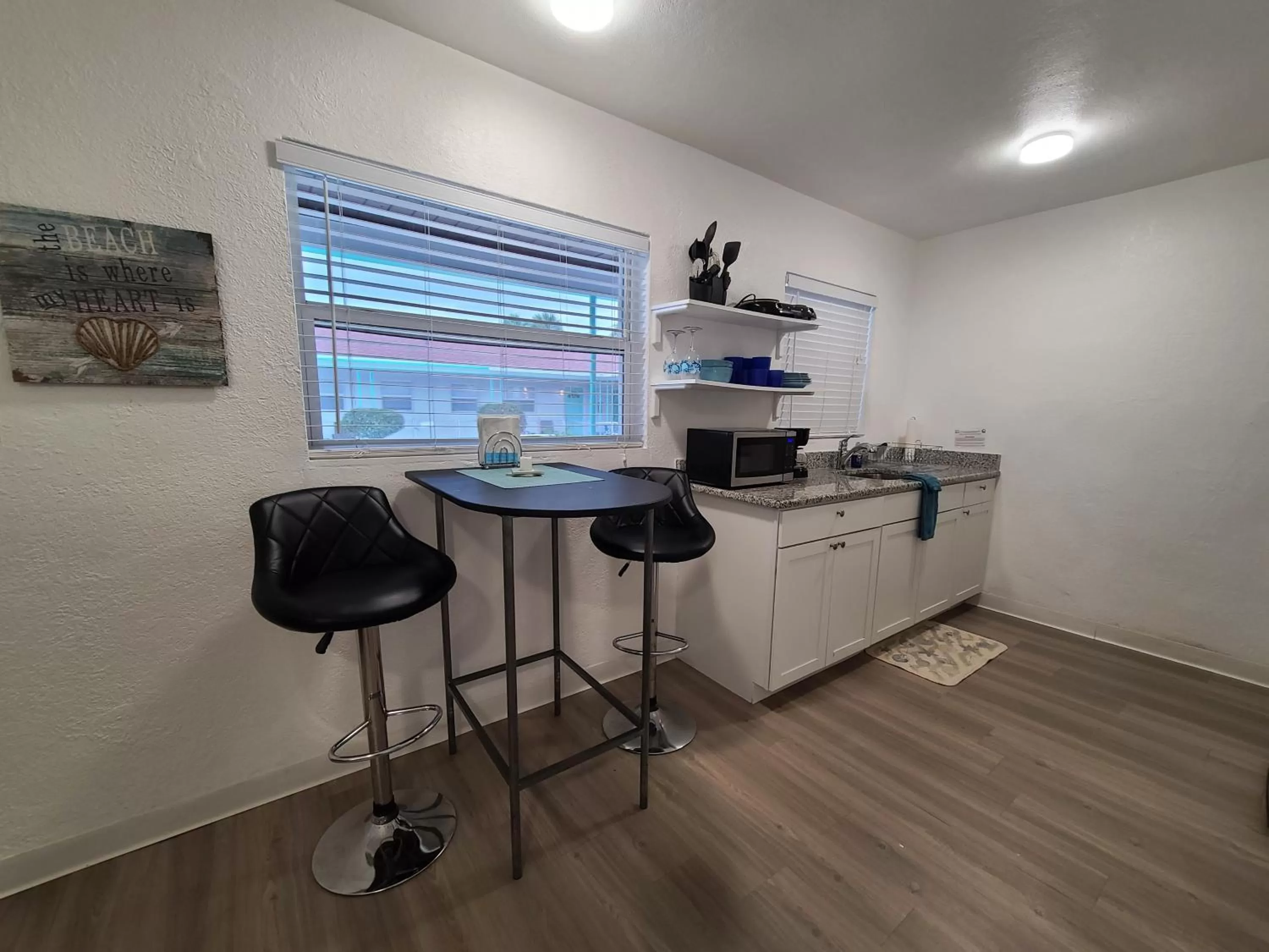 Kitchen or kitchenette in Sun Island Motel