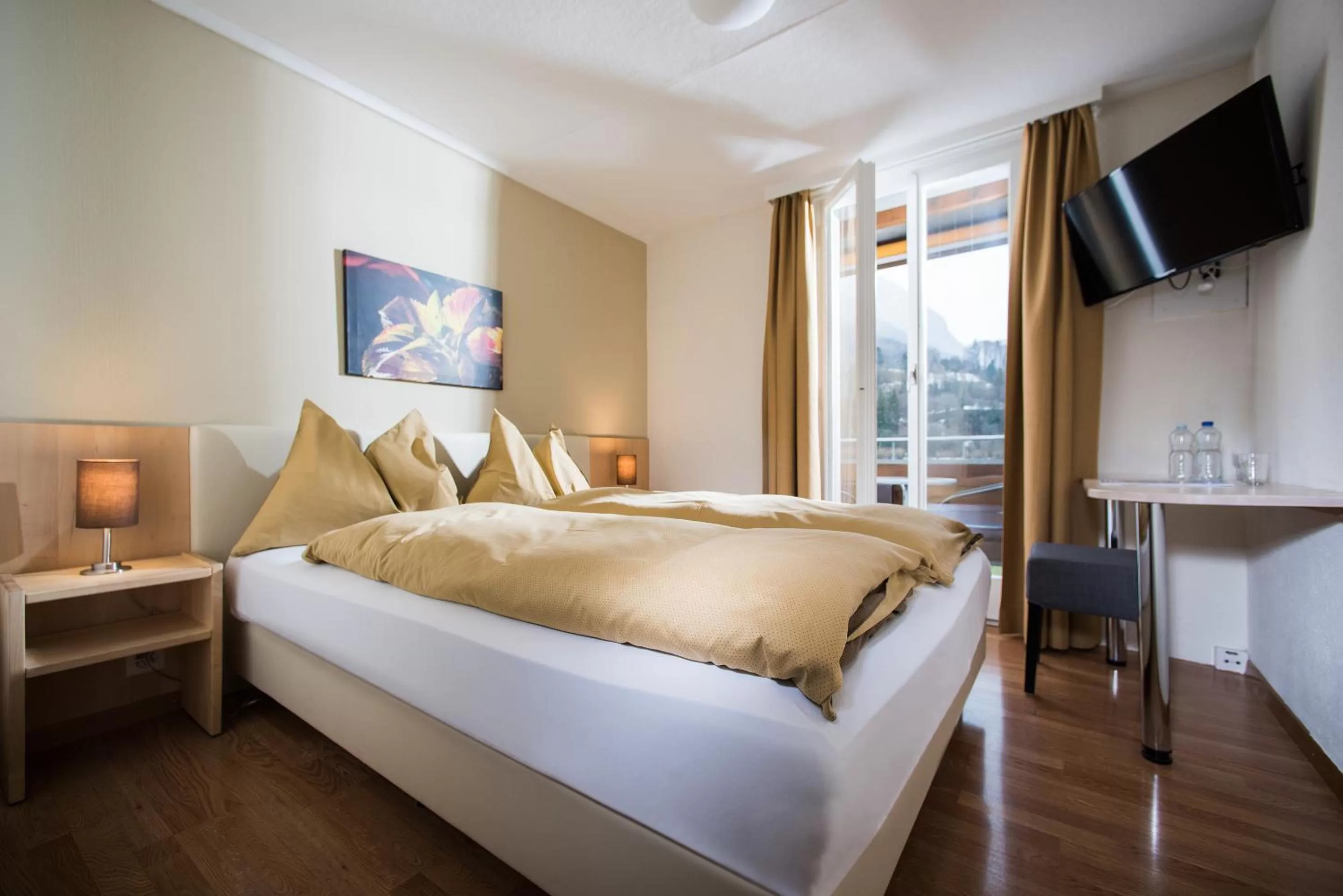 Balcony/Terrace, Bed in Jungfrau Hotel