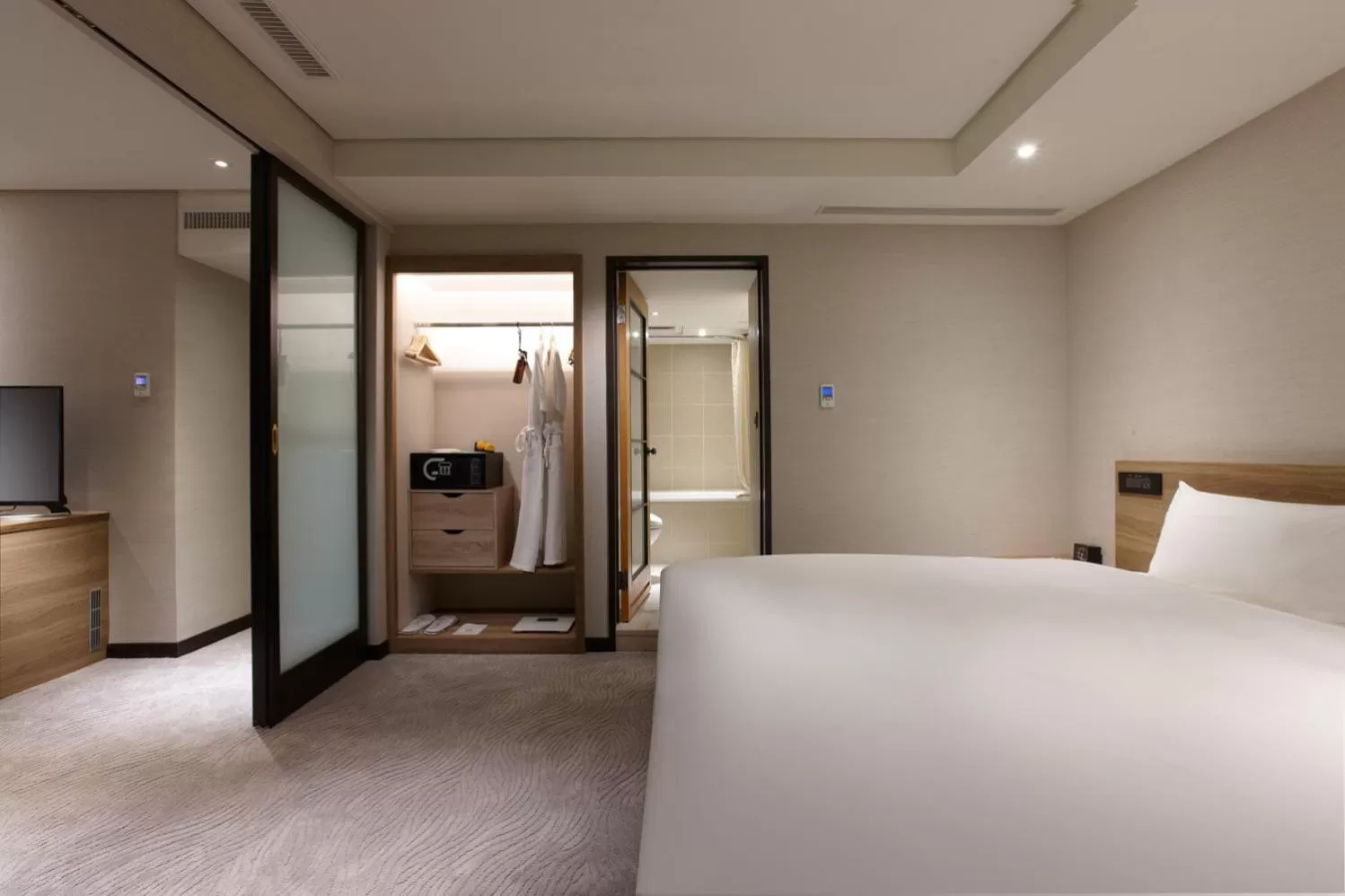 Photo of the whole room, Bed in Royal Inn Taipei Nanxi - MRT Zhongshan Station