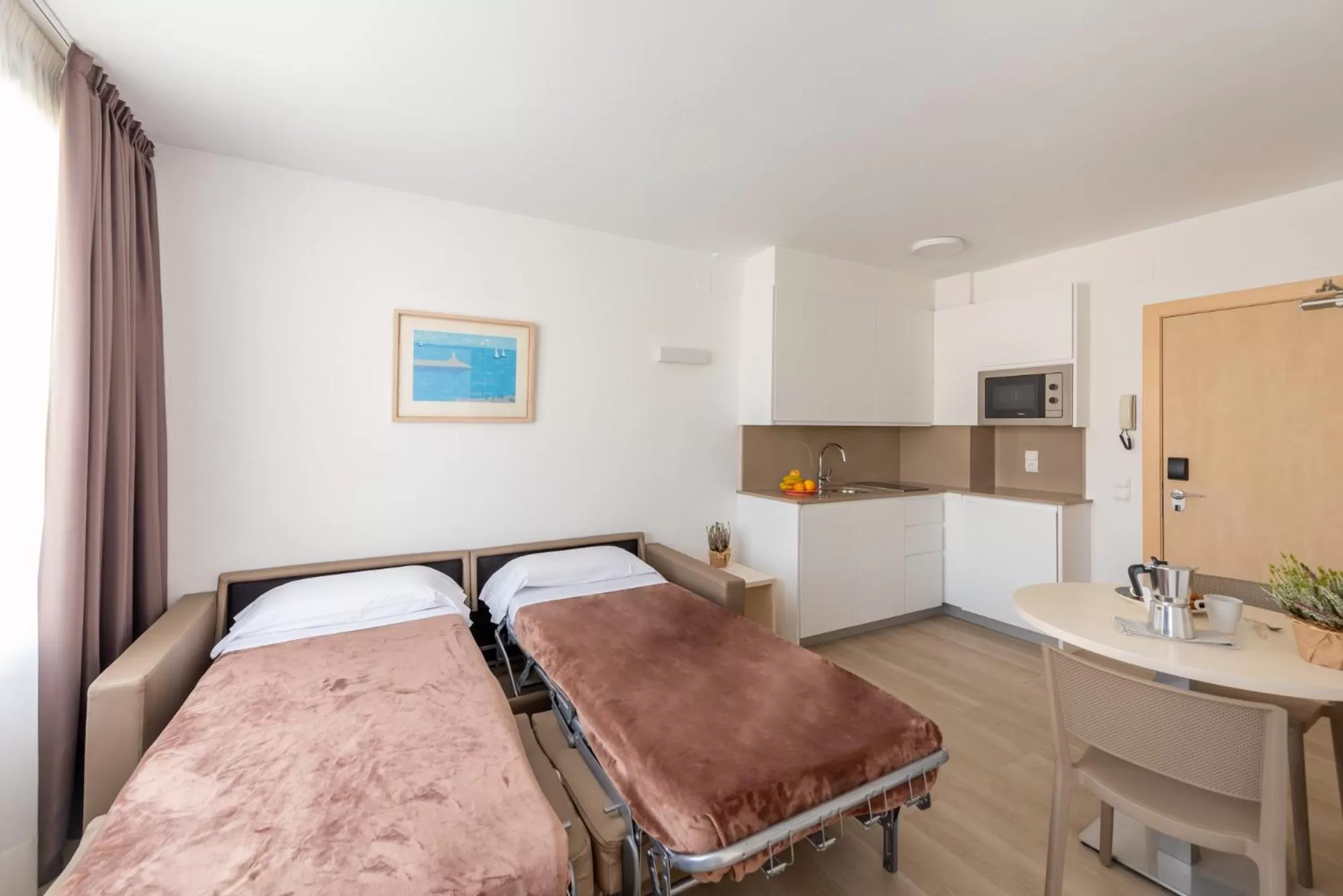 Kitchen or kitchenette, Bed in Atenea Park Suites & Apartments