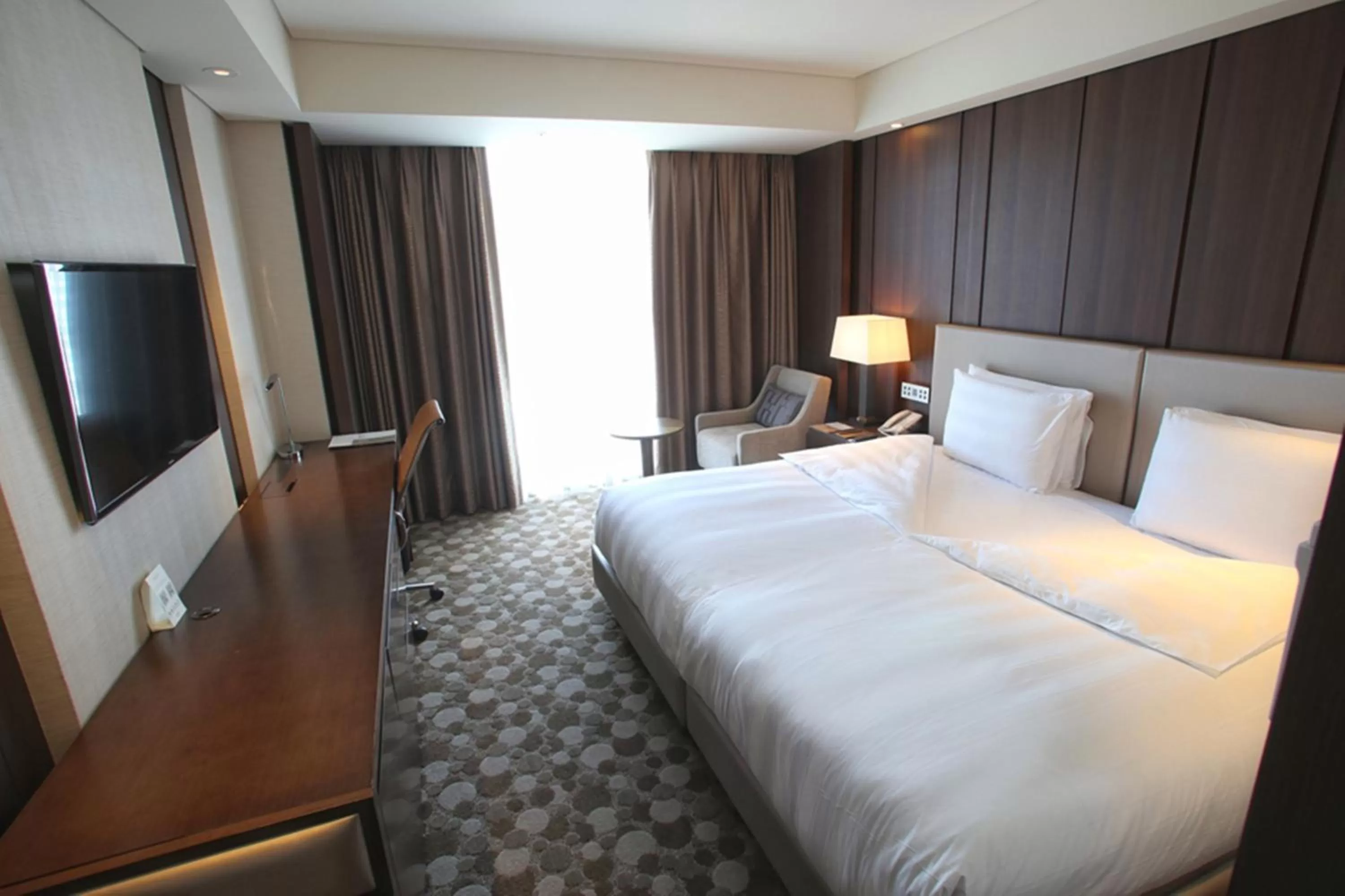 Bed in LOTTE CITY HOTEL Daejeon