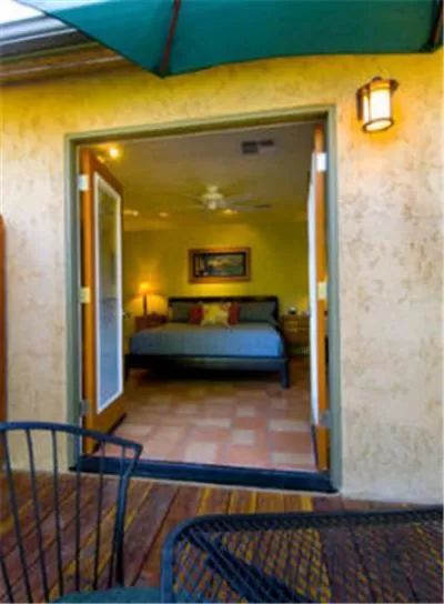 Photo of the whole room, Bed in Queen's Inn By The River