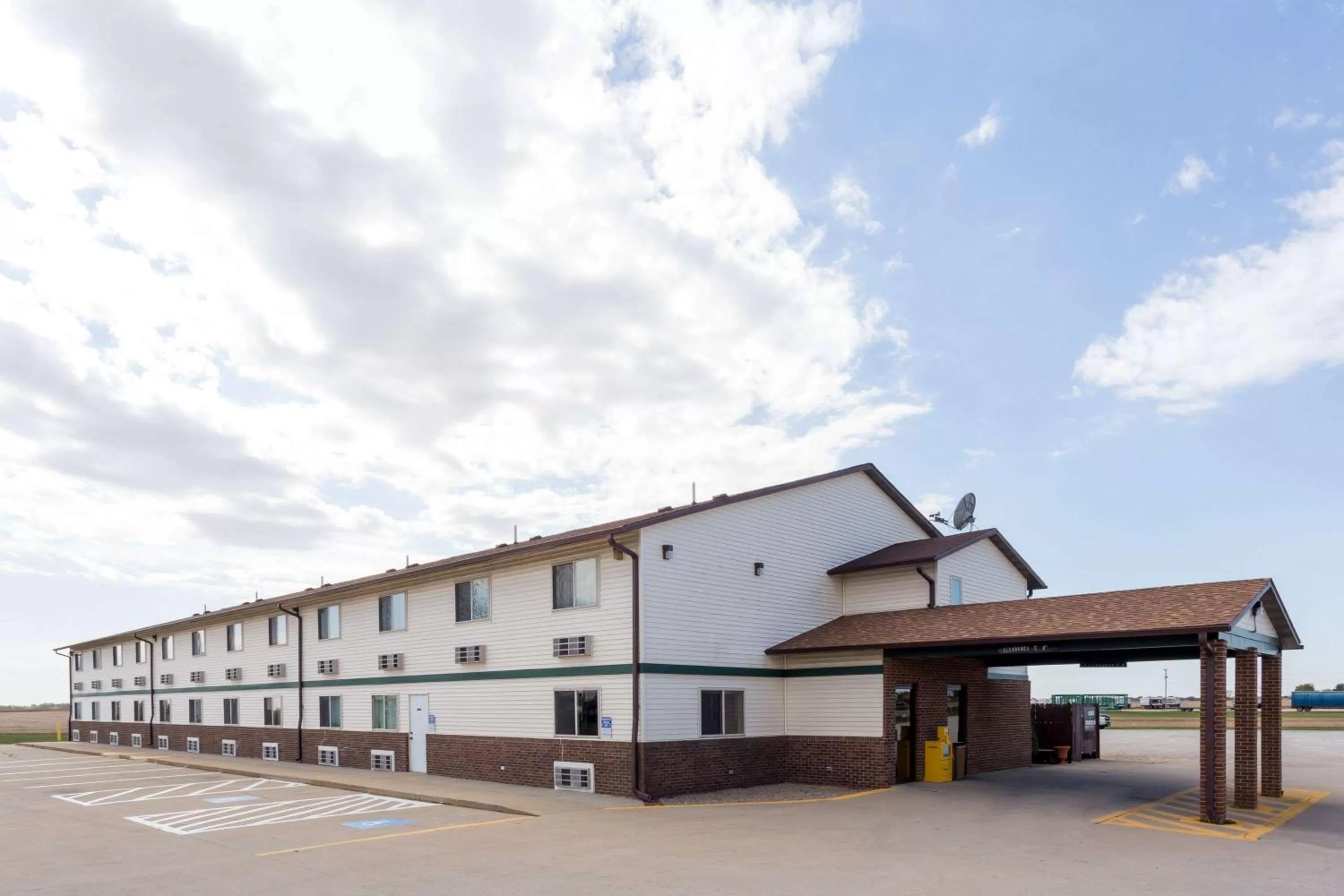 Queen Room - Disability Access/Non-Smoking in Super 8 by Wyndham Mendota I-39