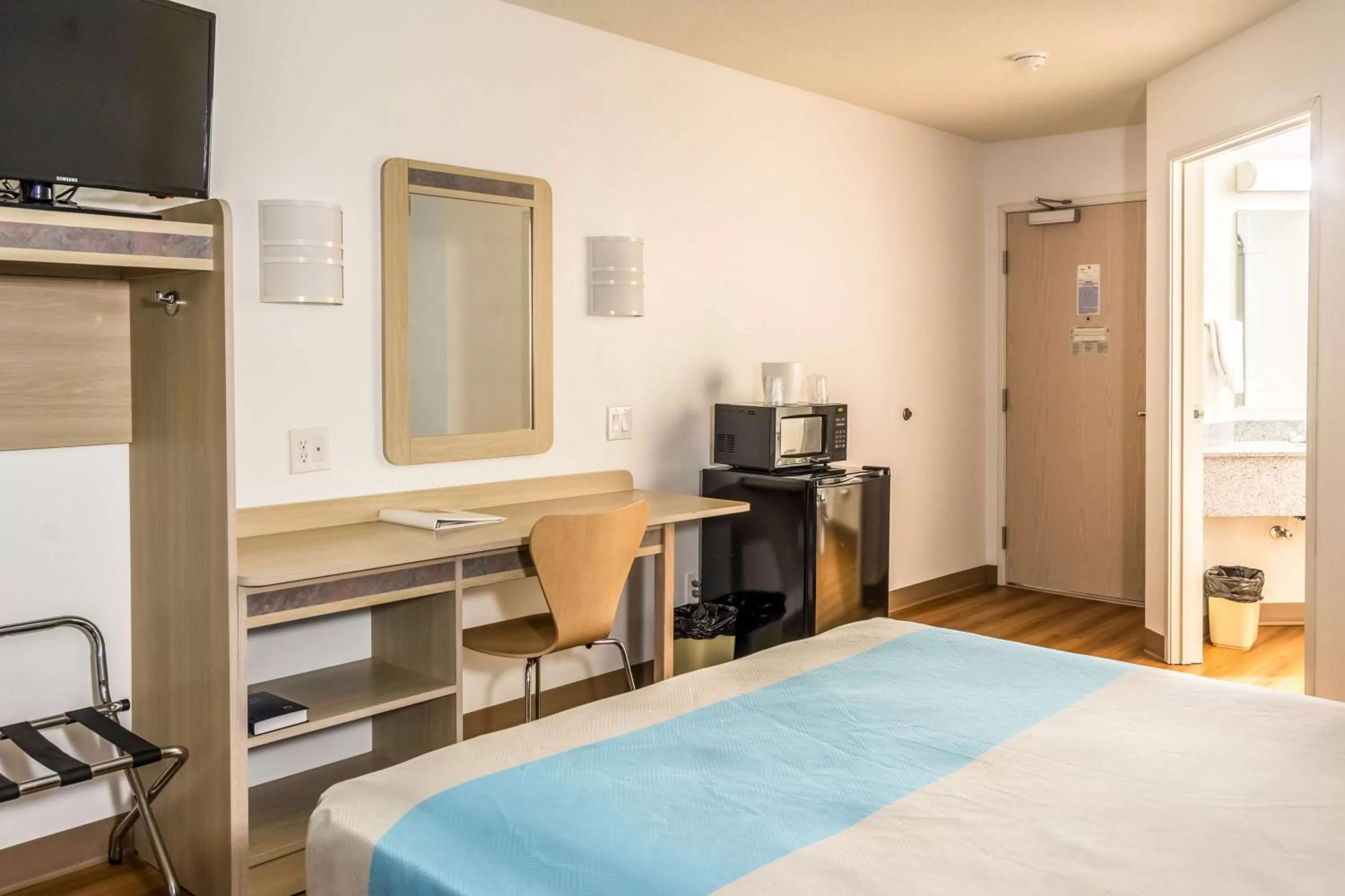 TV and multimedia, Bed in Motel 6-Lincoln City, OR