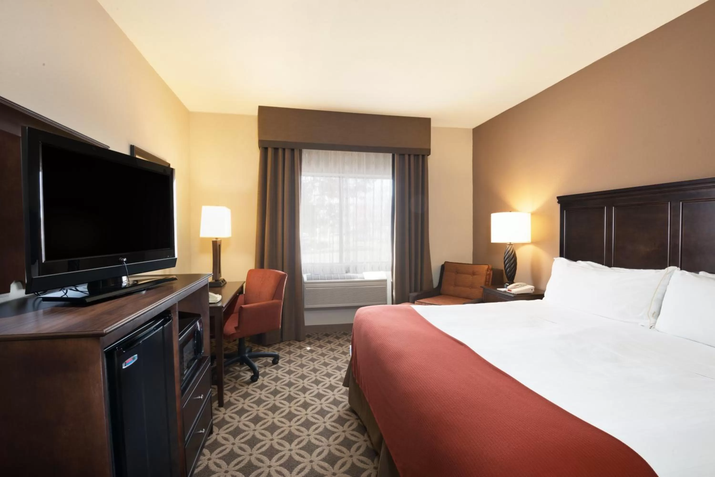 Photo of the whole room, Bed in Holiday Inn Express Show Low by IHG