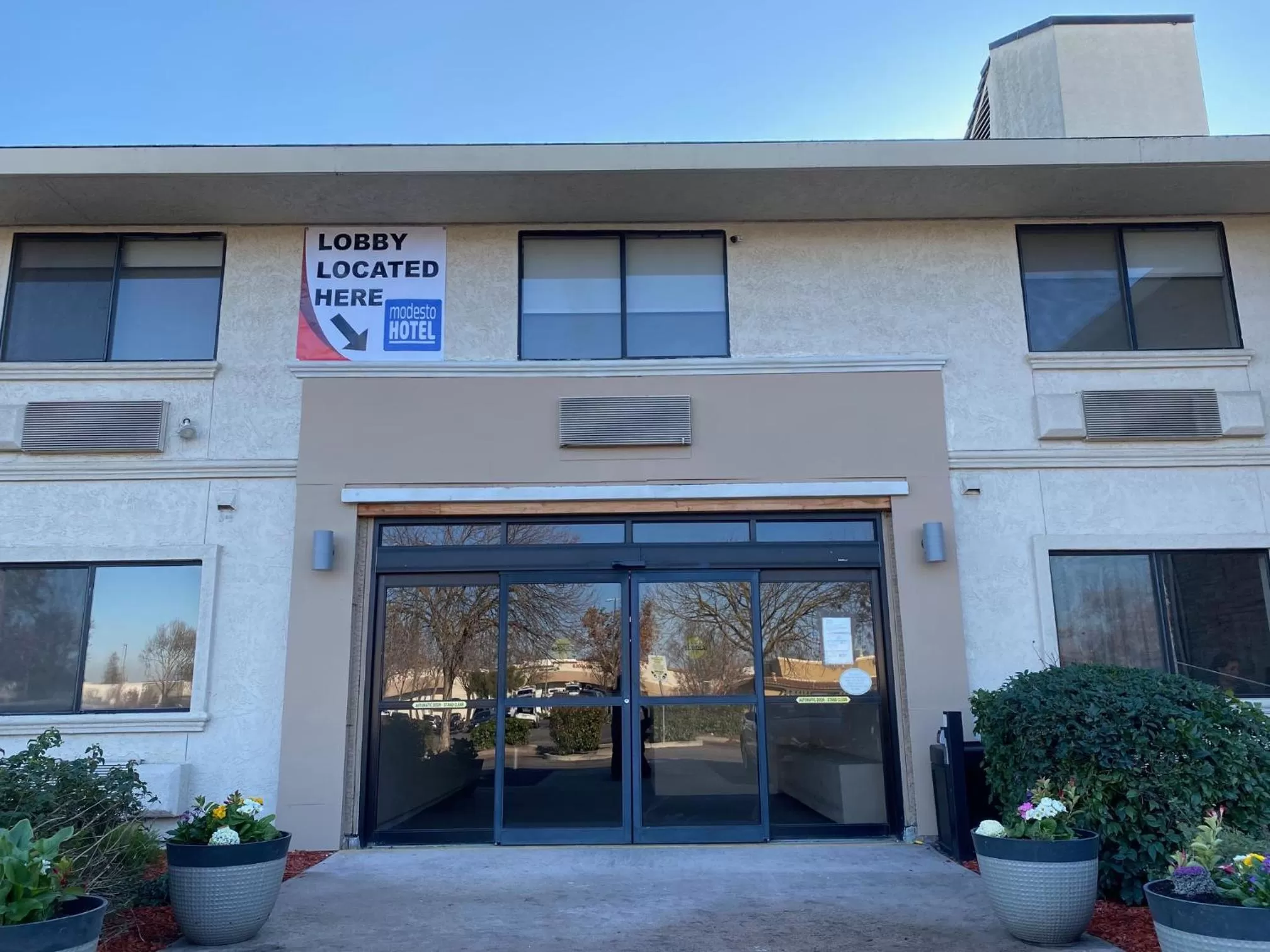 Property Building in Modesto Hotel - Gateway to Yosemite