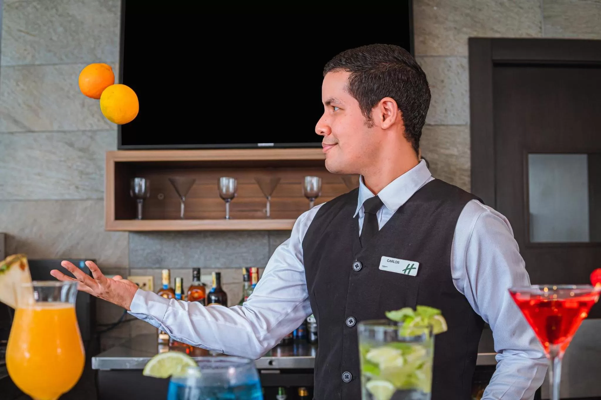 Lounge or bar in Holiday Inn Guayaquil Airport by IHG