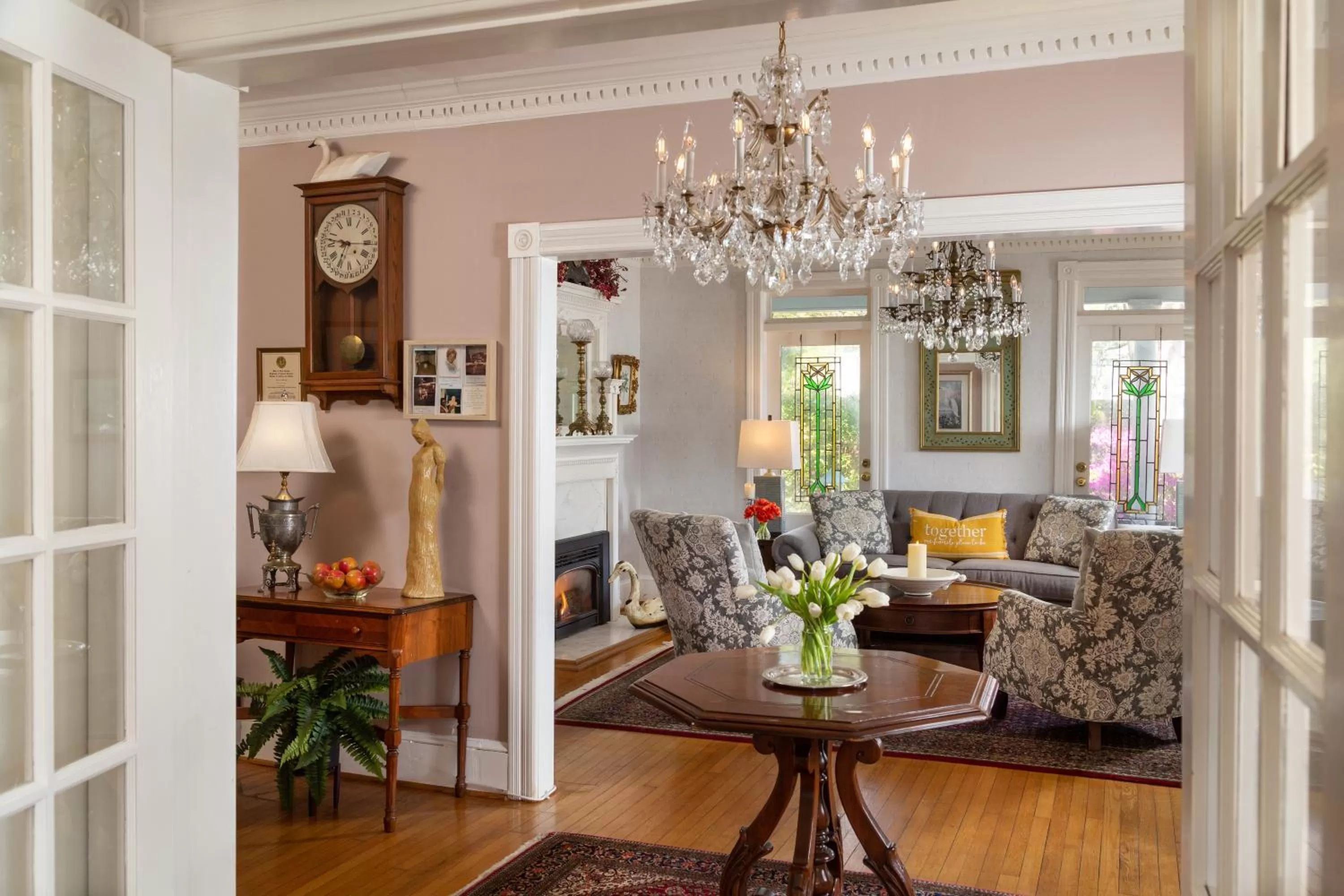 Living room in White Doe Inn Bed & Breakfast