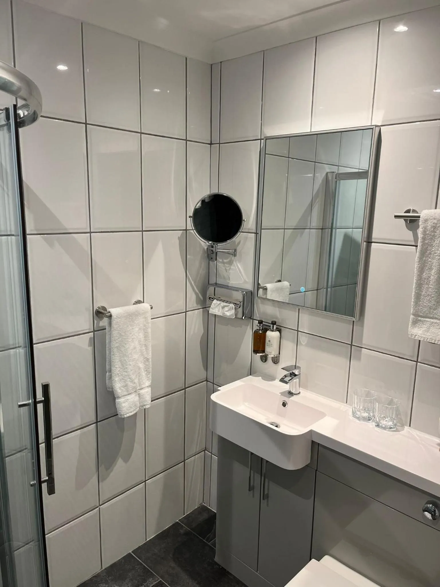 Bathroom in Devoncove Hotel Glasgow