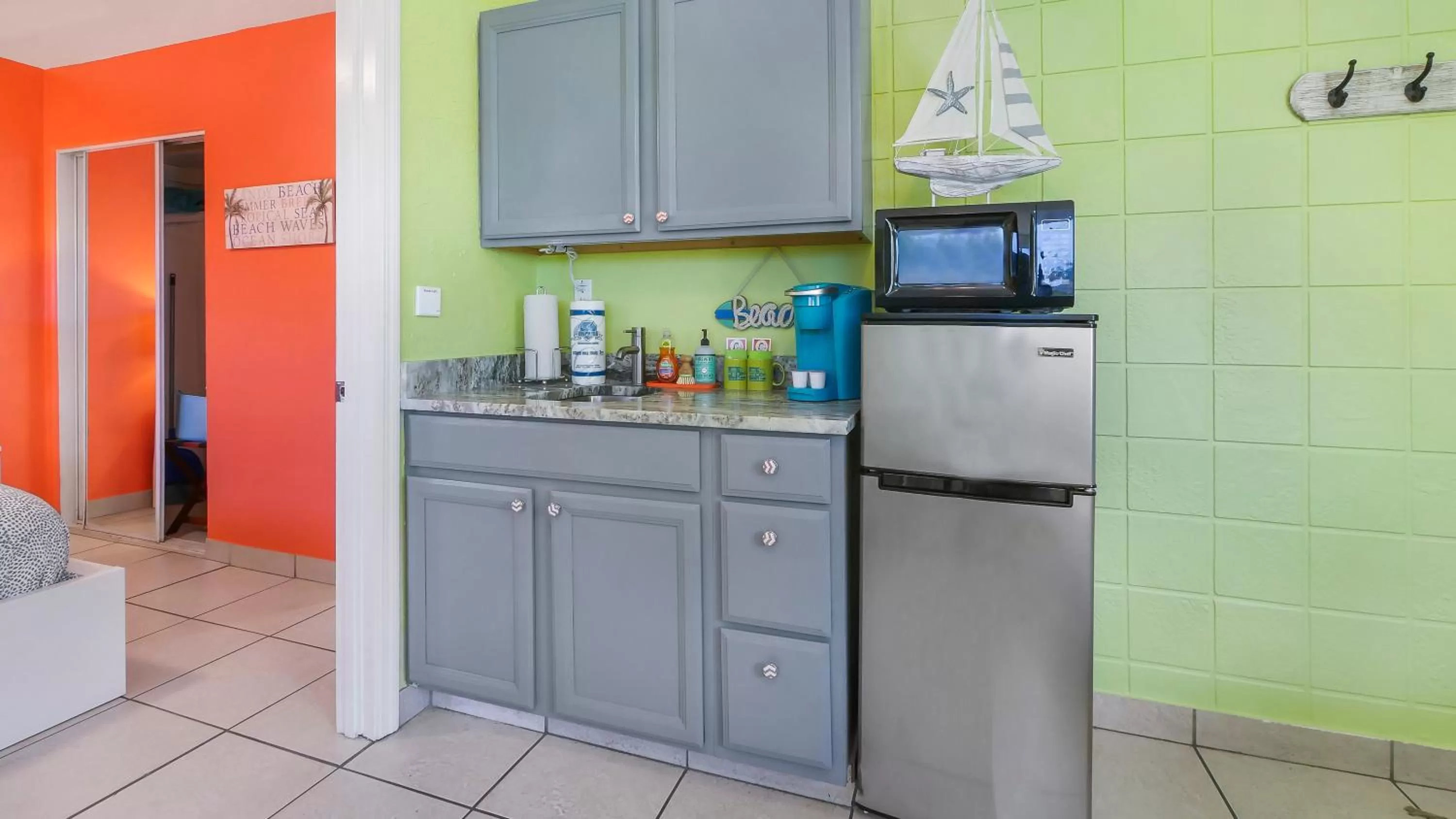 Kitchen or kitchenette, Kitchen/Kitchenette in The Beach House - Treasure Island