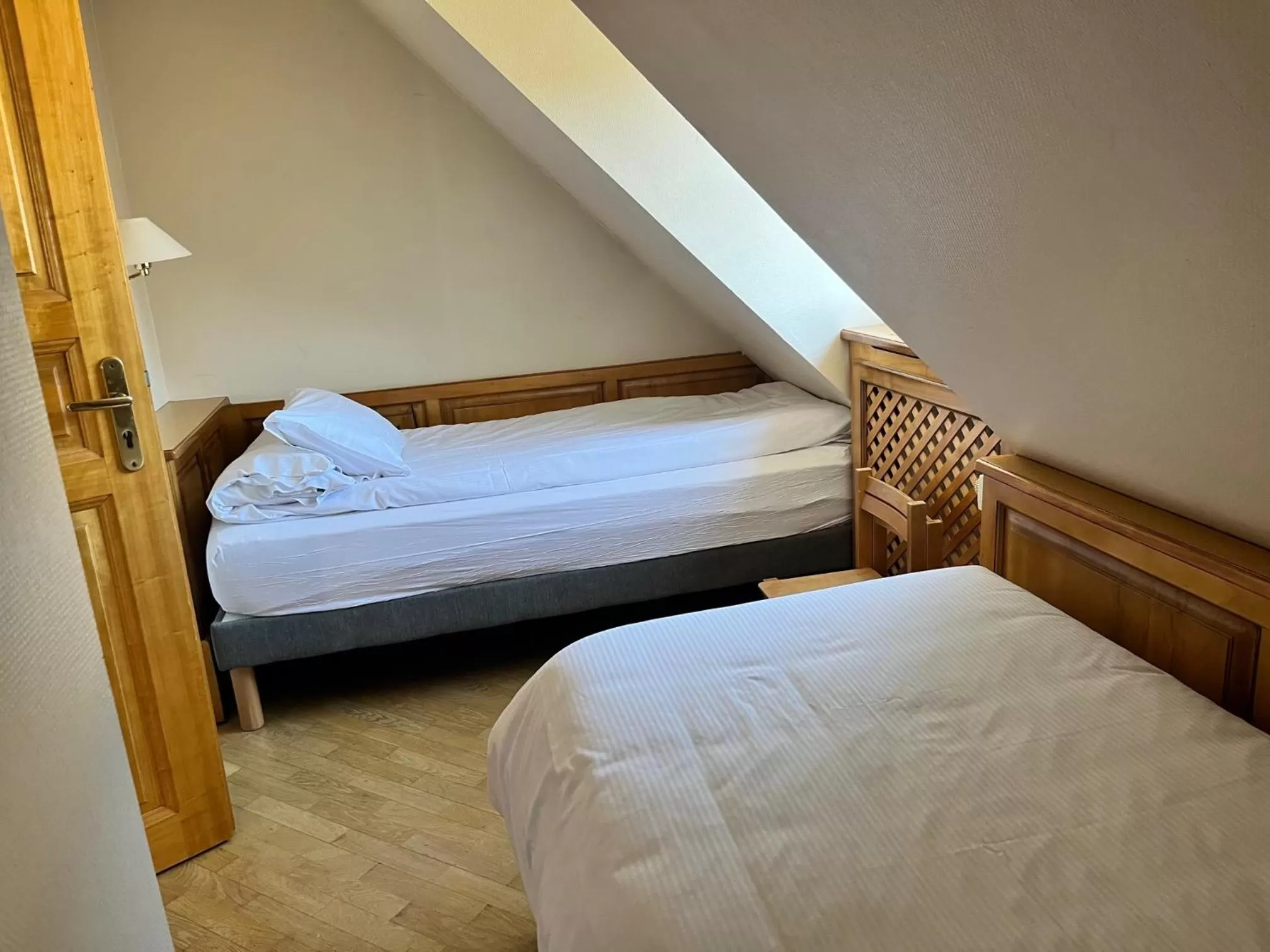 Property building, Bed in Logis Hôtel Restaurant Au Cerf d'Or