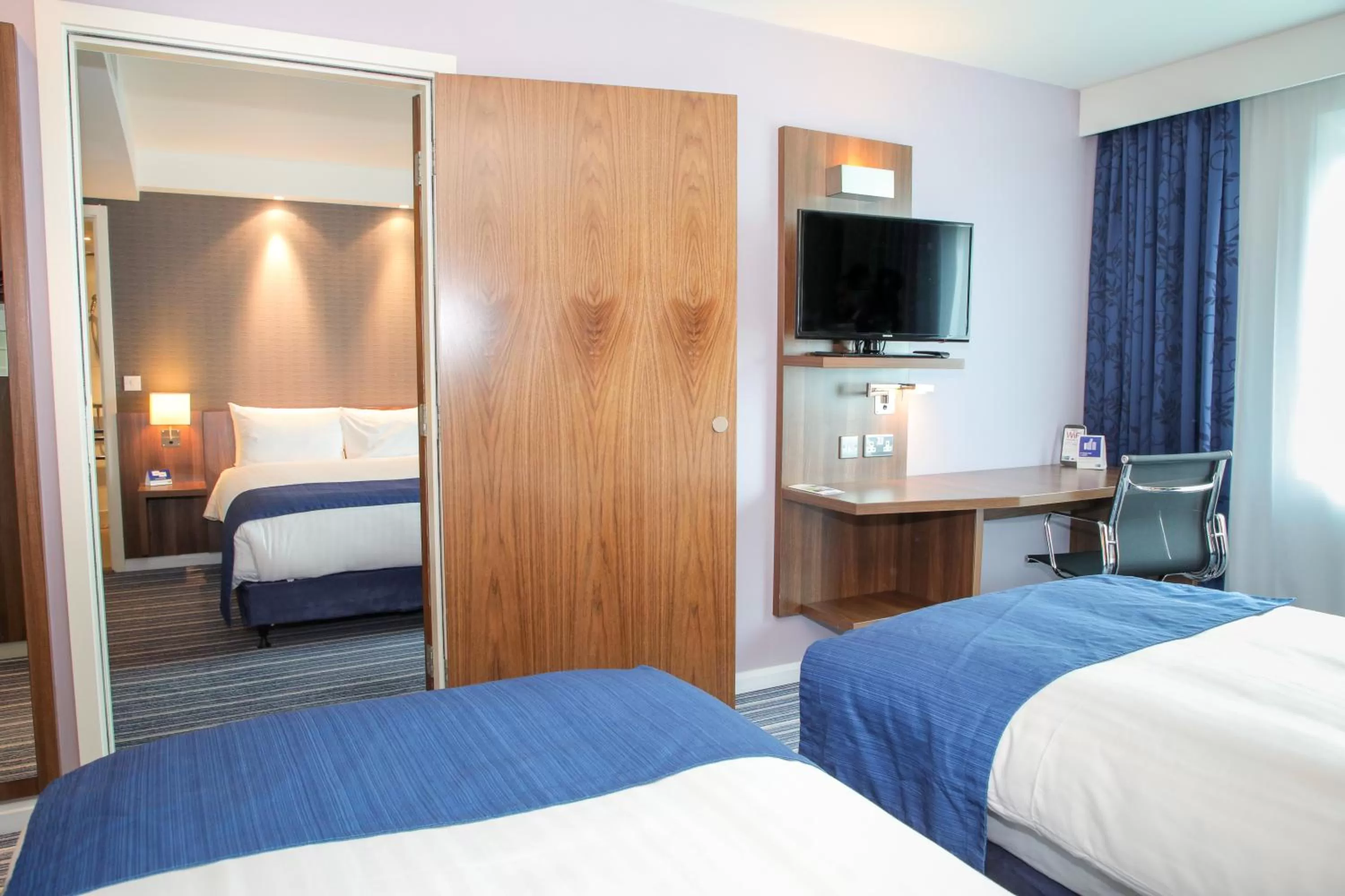 Photo of the whole room, Bed in Holiday Inn Express London Heathrow T5 by IHG