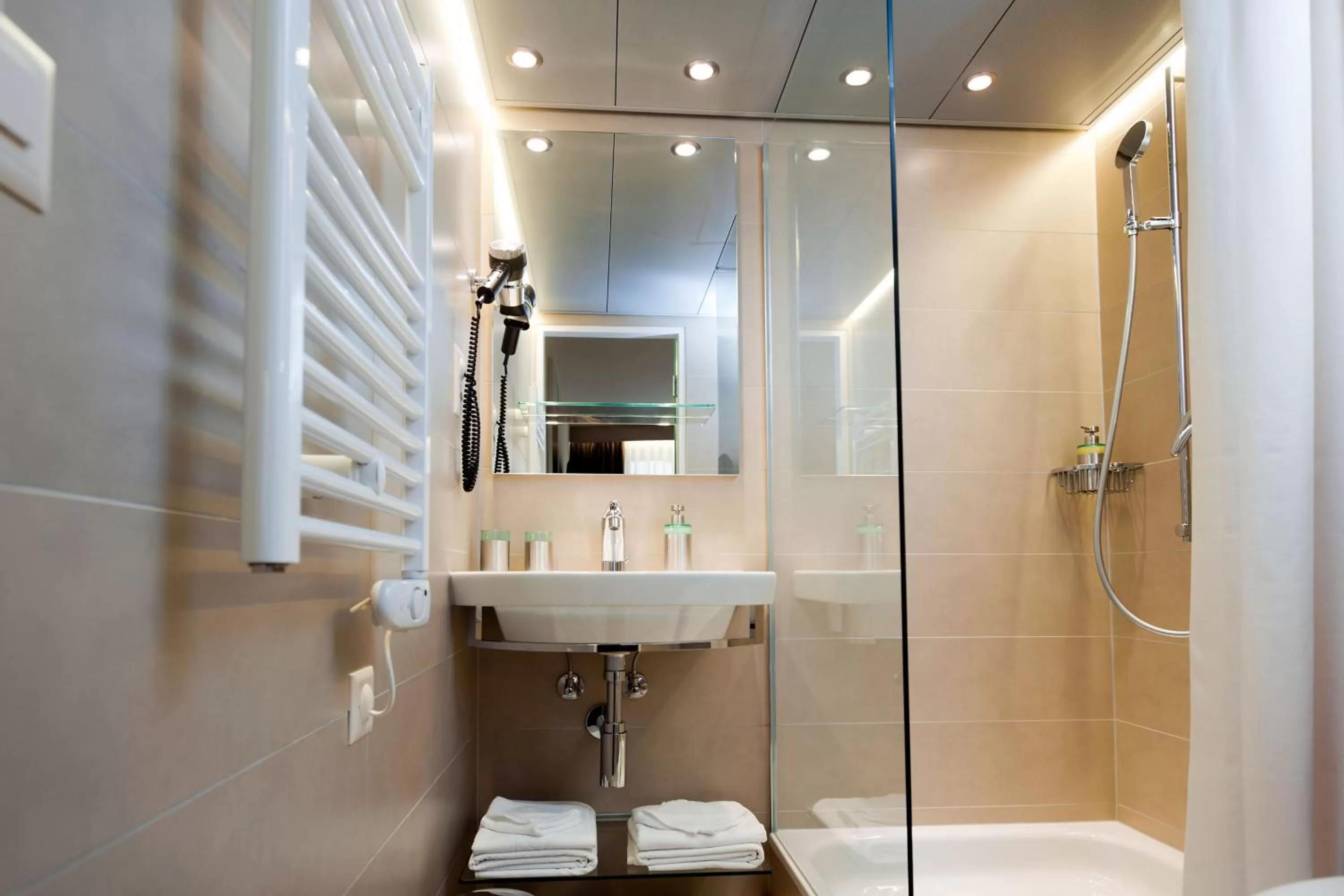 Photo of the whole room in Hotel Alexander Zurich Old Town