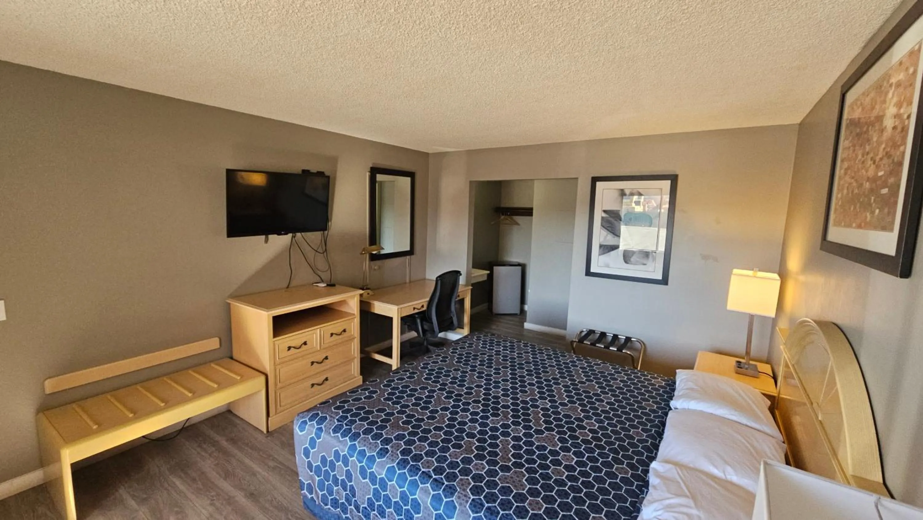 Bedroom, Bed in Heritage Inn - Milpitas