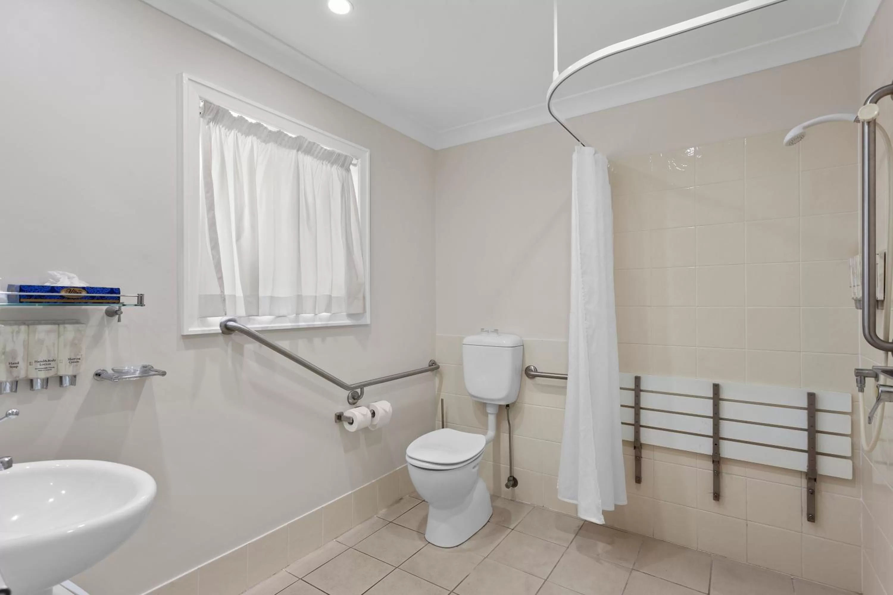 Bathroom in Eastgate on the Range Motel