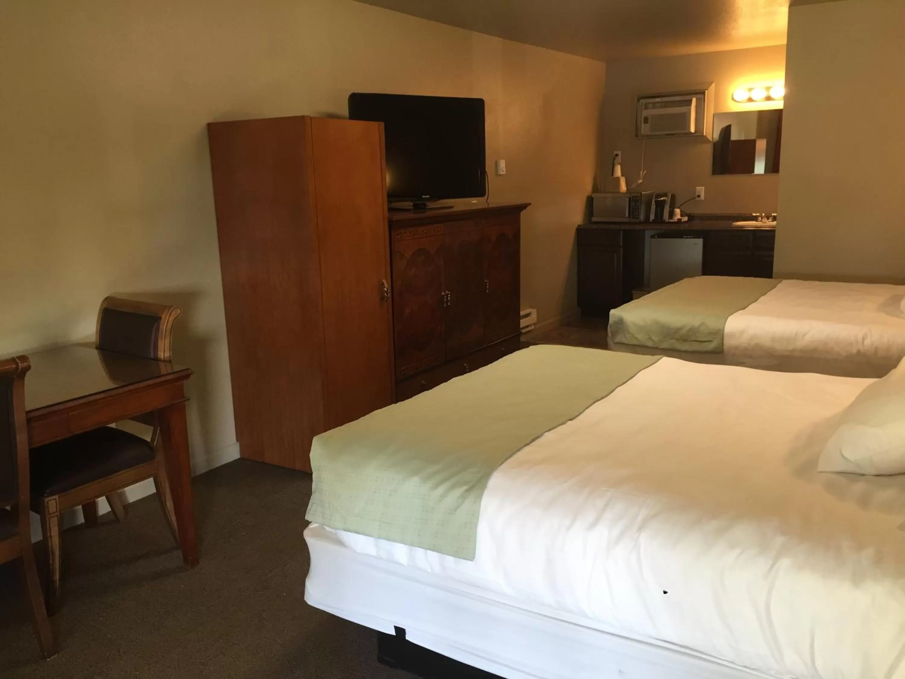 Photo of the whole room, Bed in Gateway Inn