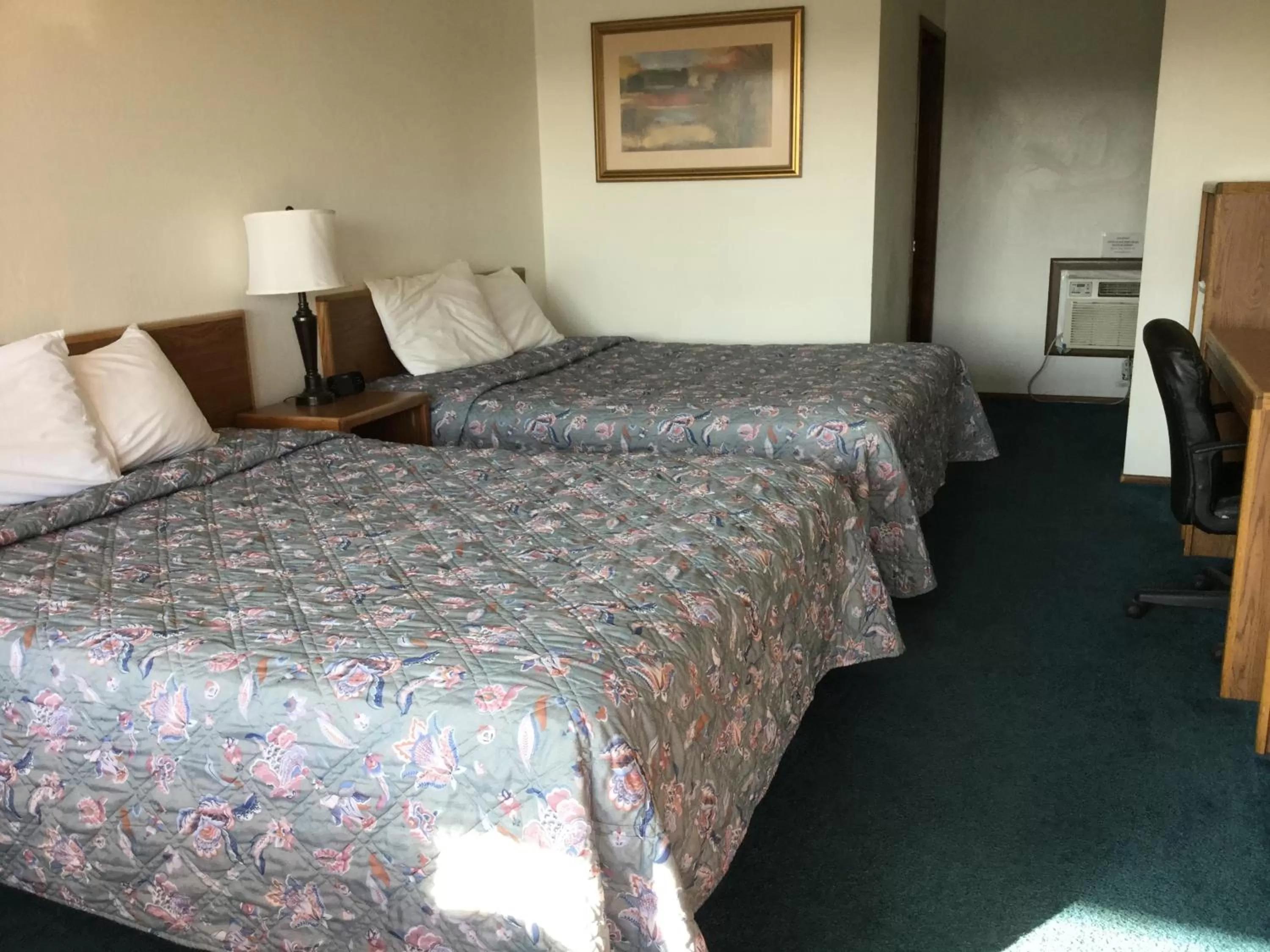Bed in Knights Inn Boardman