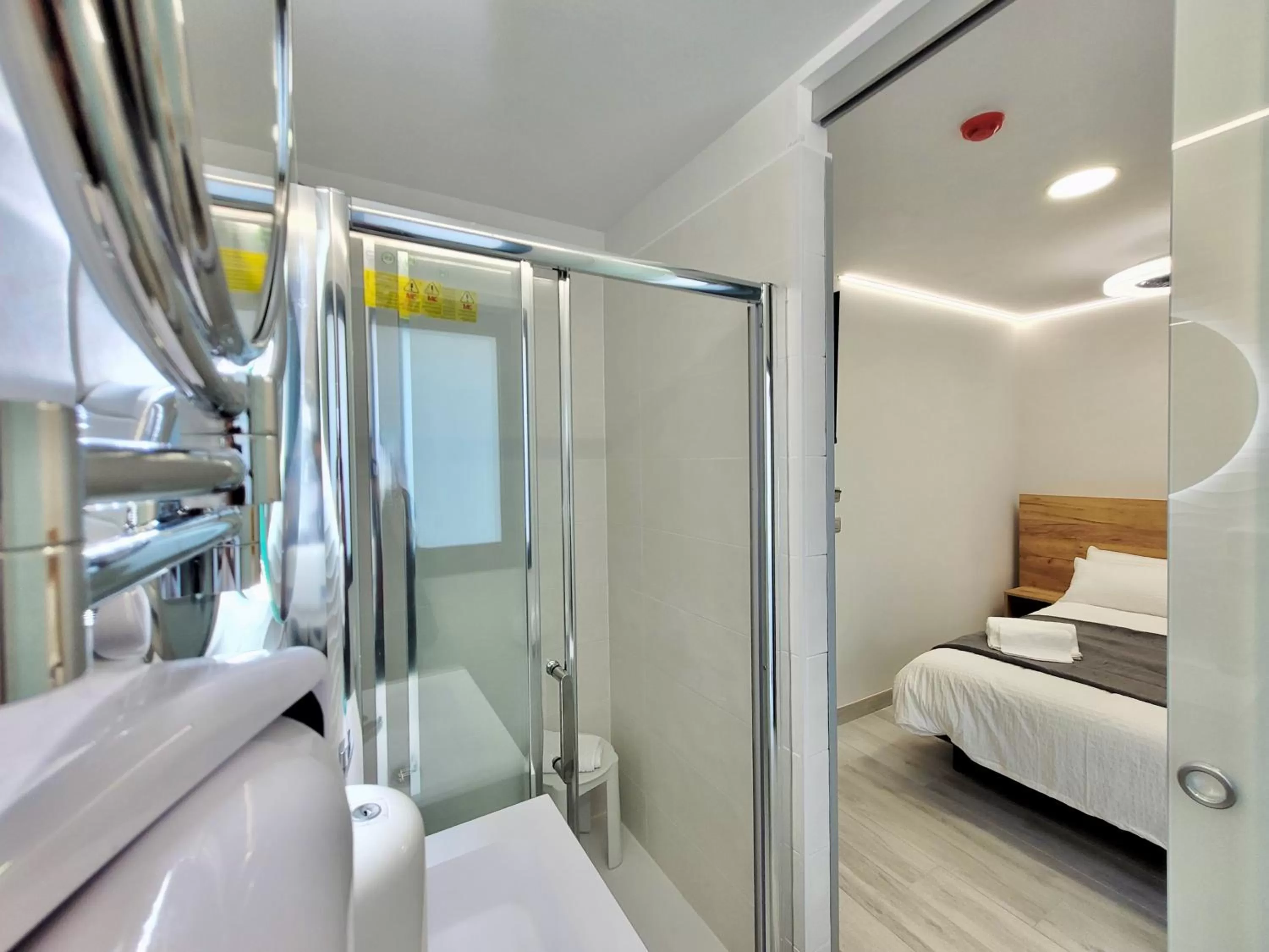 Shower, Bed in Puerto Azul