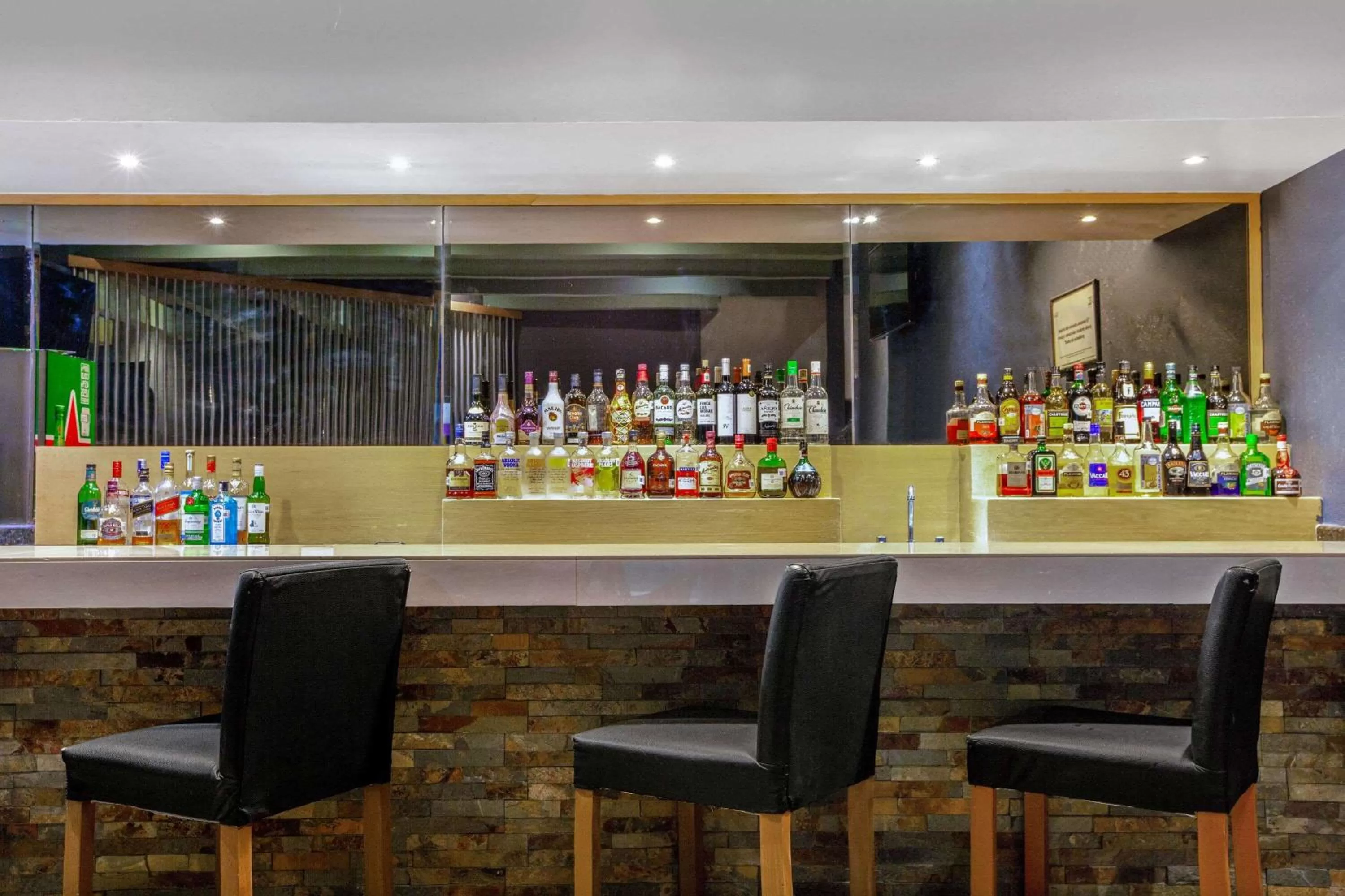 Lounge or bar in CHN Hotel Monterrey Centro, Trademark Collection by Wyndham