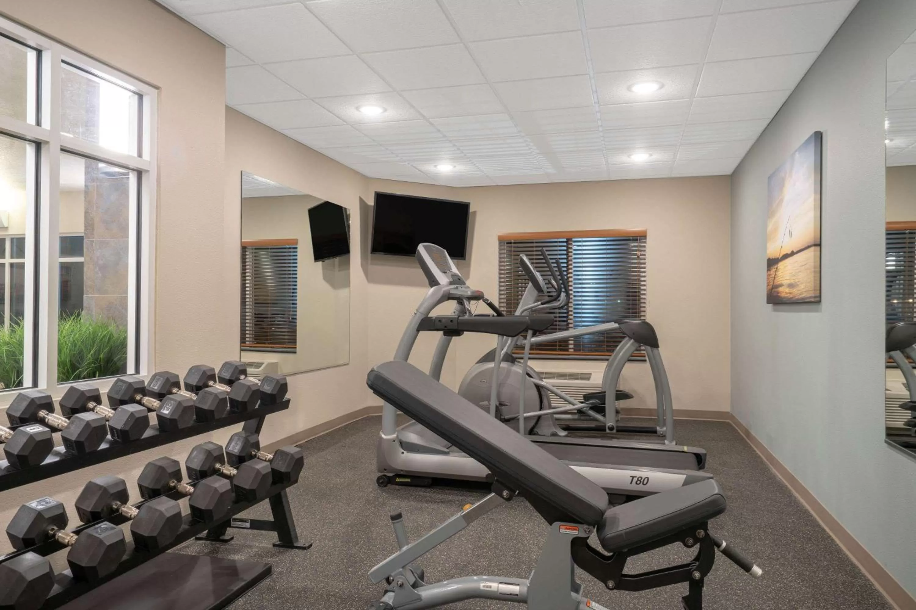 Fitness centre/facilities in AmericInn by Wyndham Windom